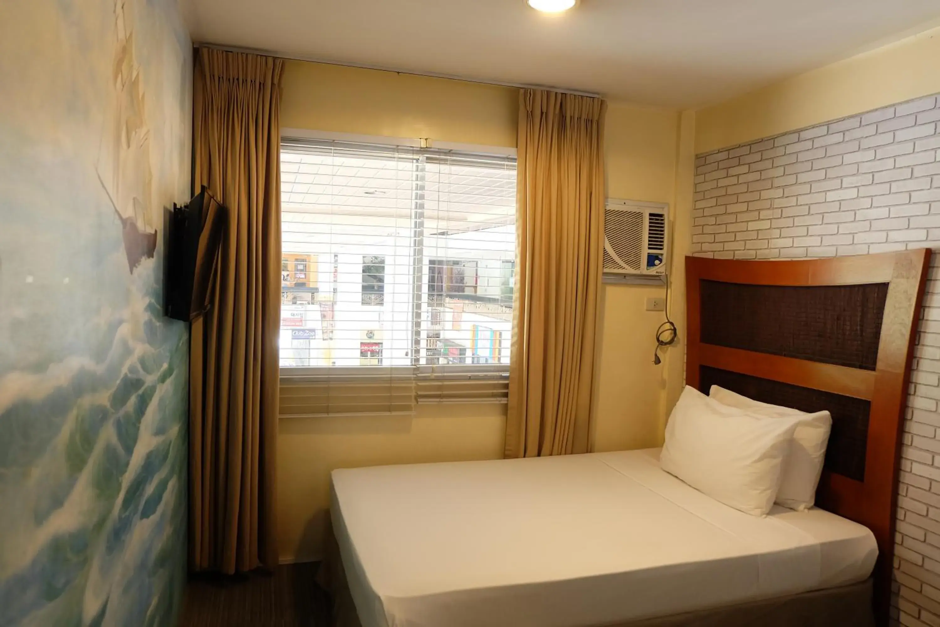 Bedroom, Bed in Spaces Hotel Makati - People & Pets