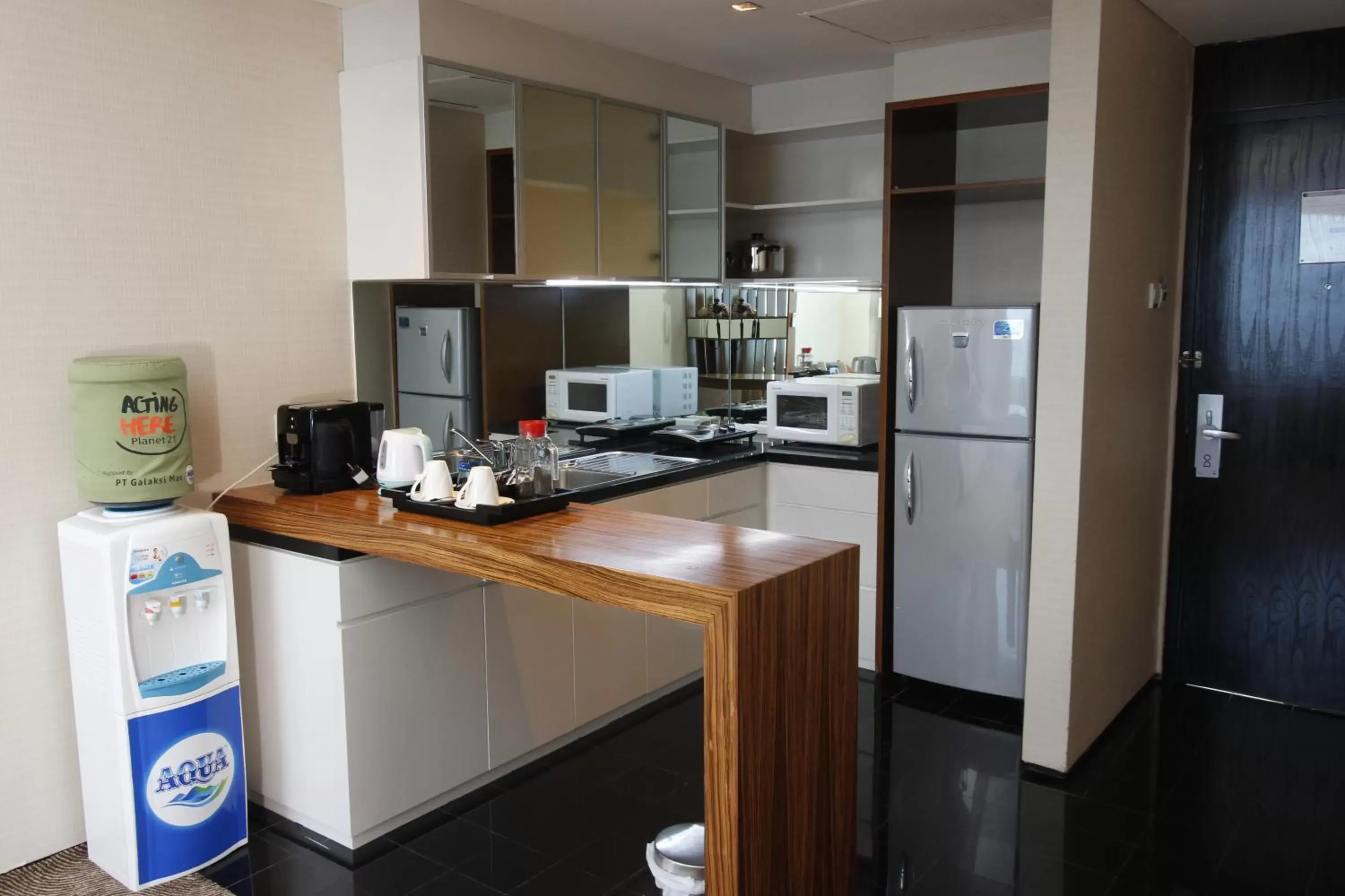 Coffee/tea facilities, Kitchen/Kitchenette in Novotel Balikpapan