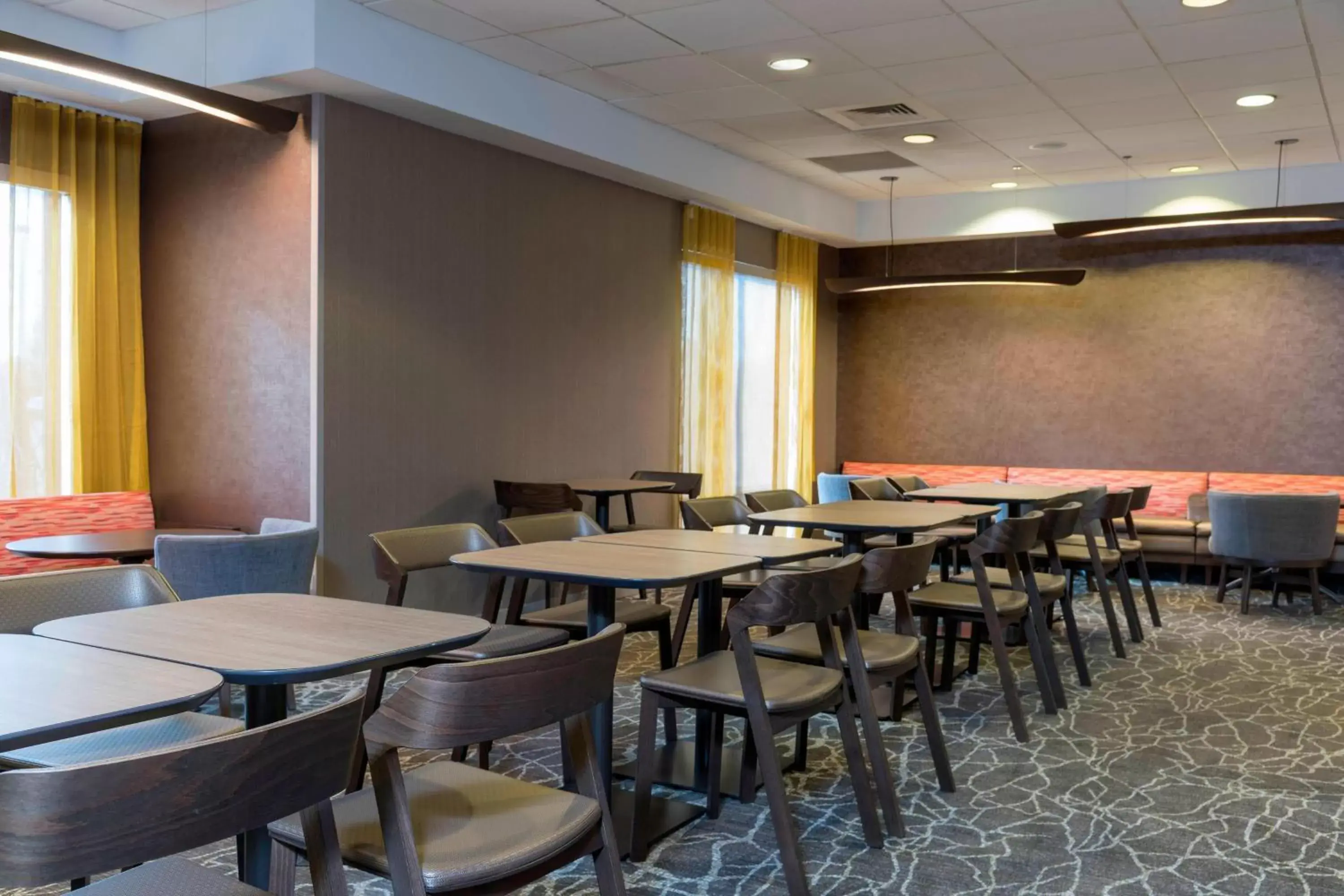 Breakfast, Restaurant/Places to Eat in SpringHill Suites Grand Rapids North