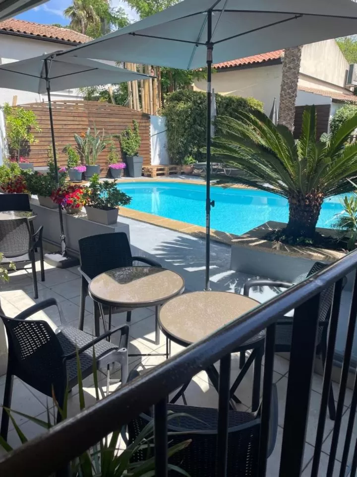 Patio in Hôtel Le Médiéval - Parking inclus & accueil vélo