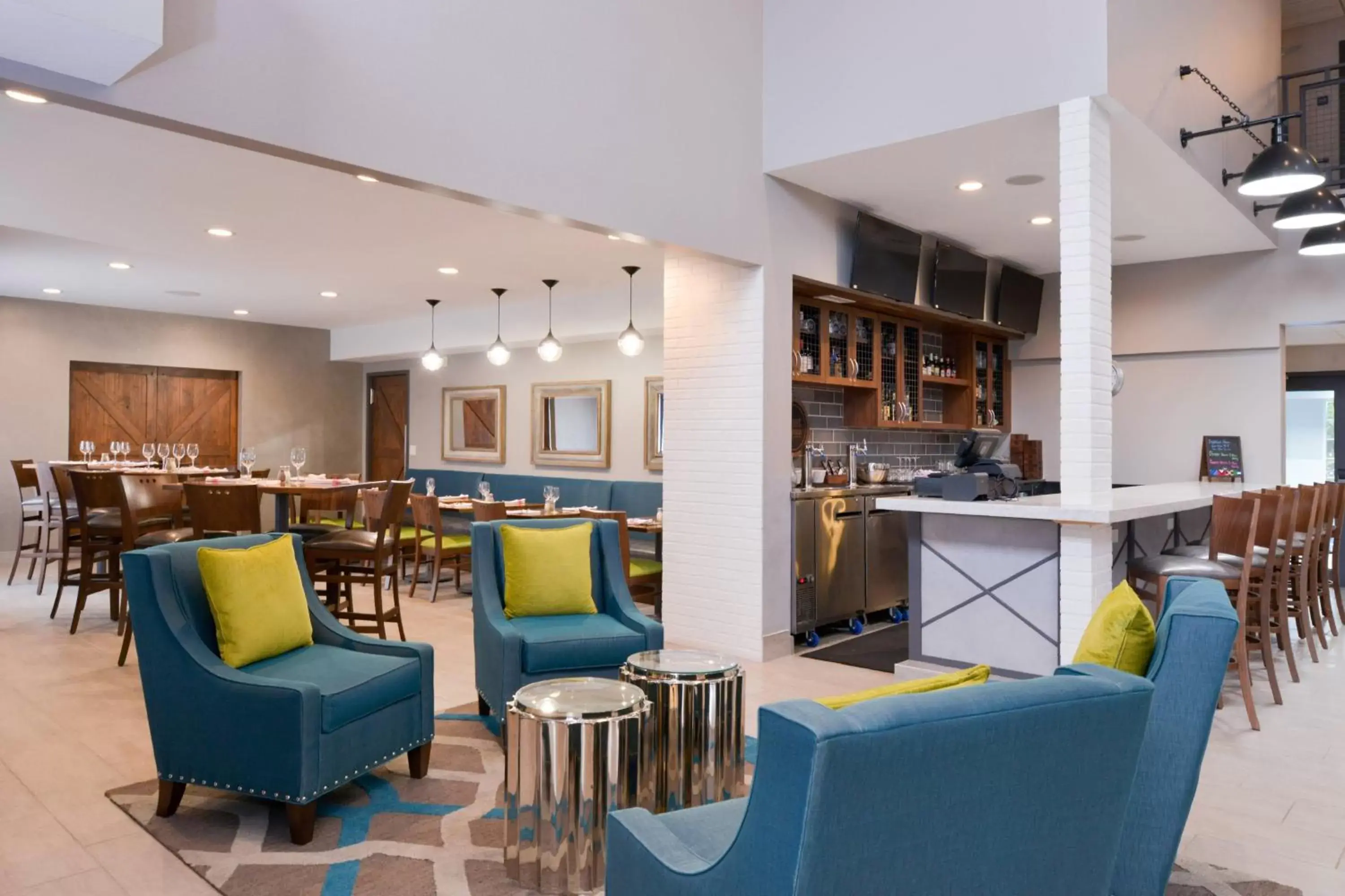 Lobby or reception, Lounge/Bar in Four Points By Sheraton Mount Prospect O’Hare
