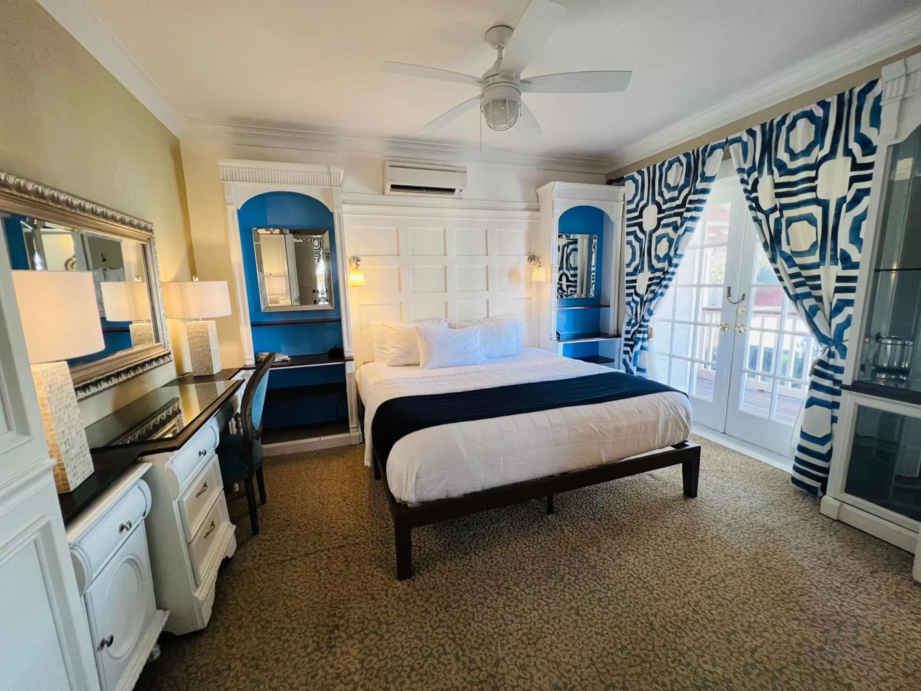 Bed in The Riverview Hotel - New Smyrna Beach