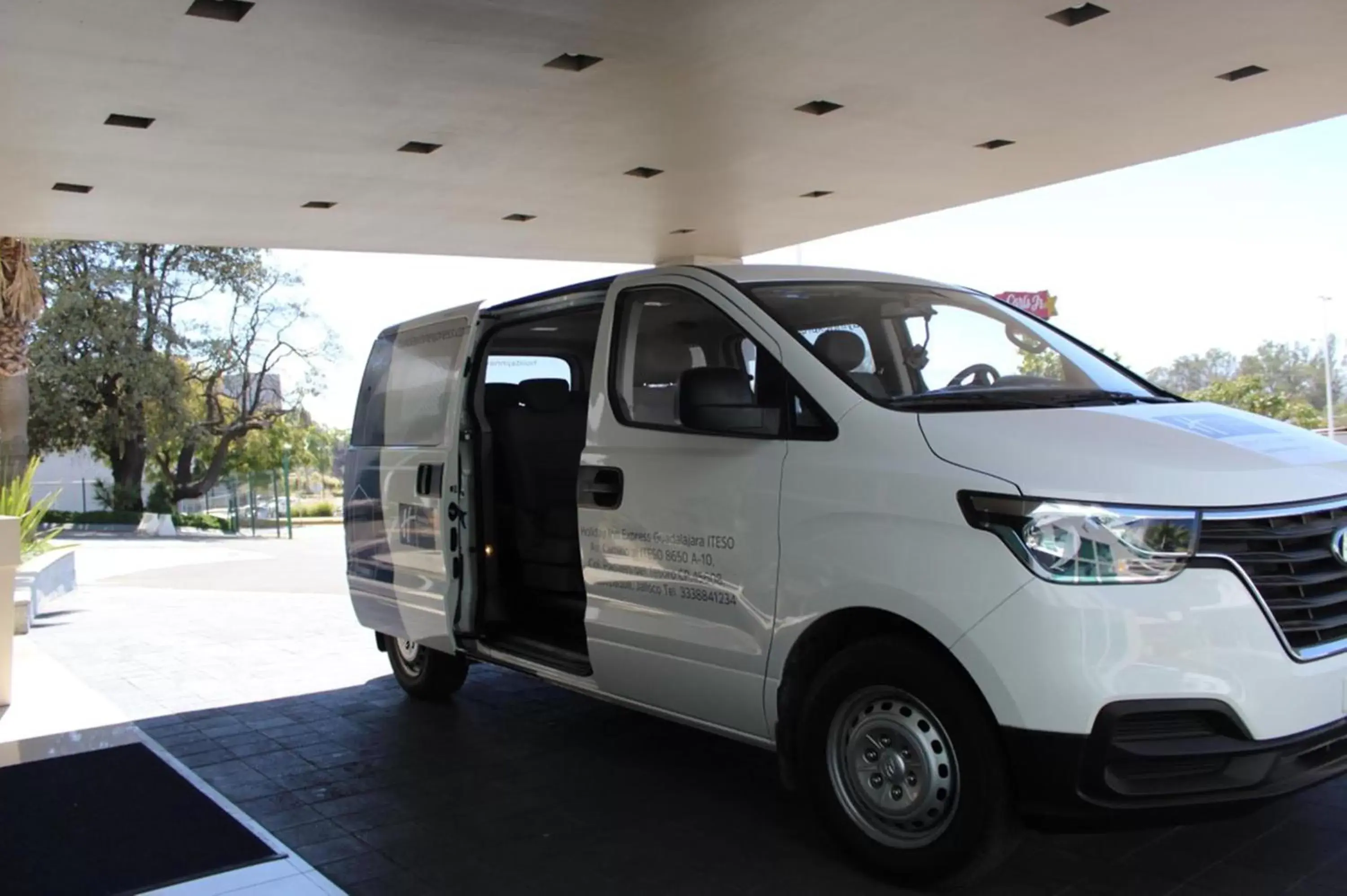 shuttle in Holiday Inn Express Guadalajara Iteso, an IHG Hotel