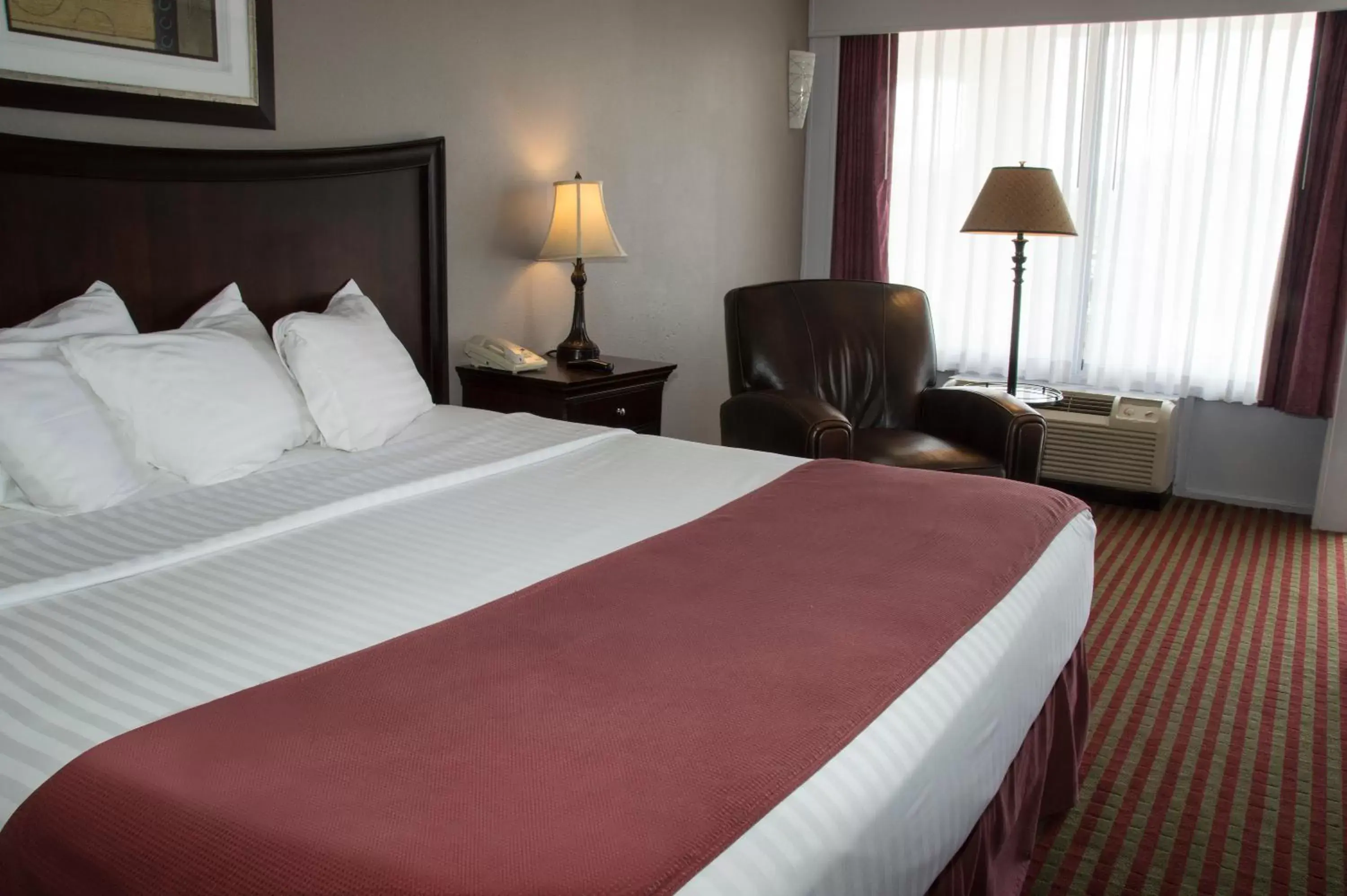 King Room - Disability Access in Lamplighter Inn & Suites Pittsburg
