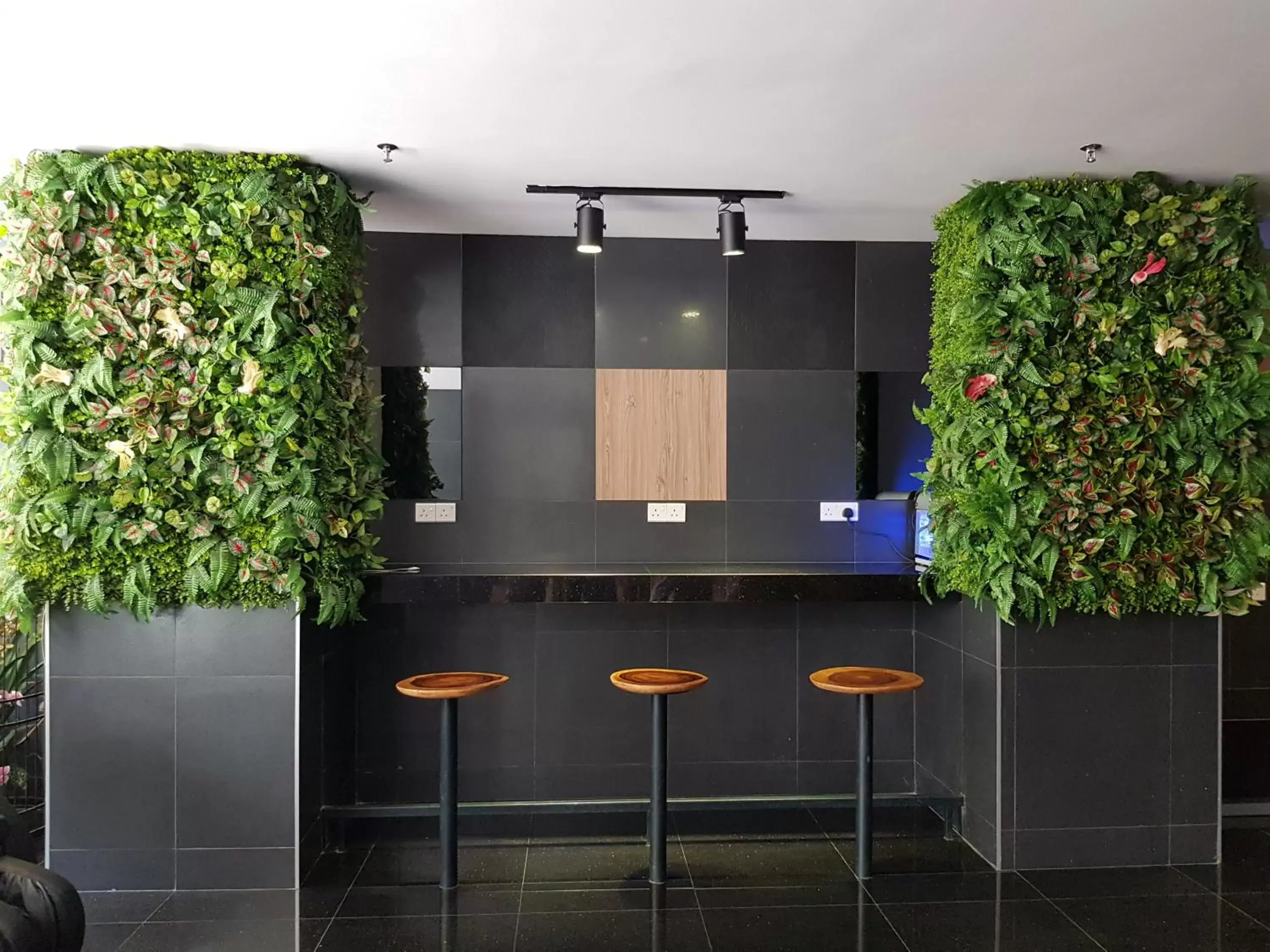 Seating area, Bathroom in Leo Palace Hotel