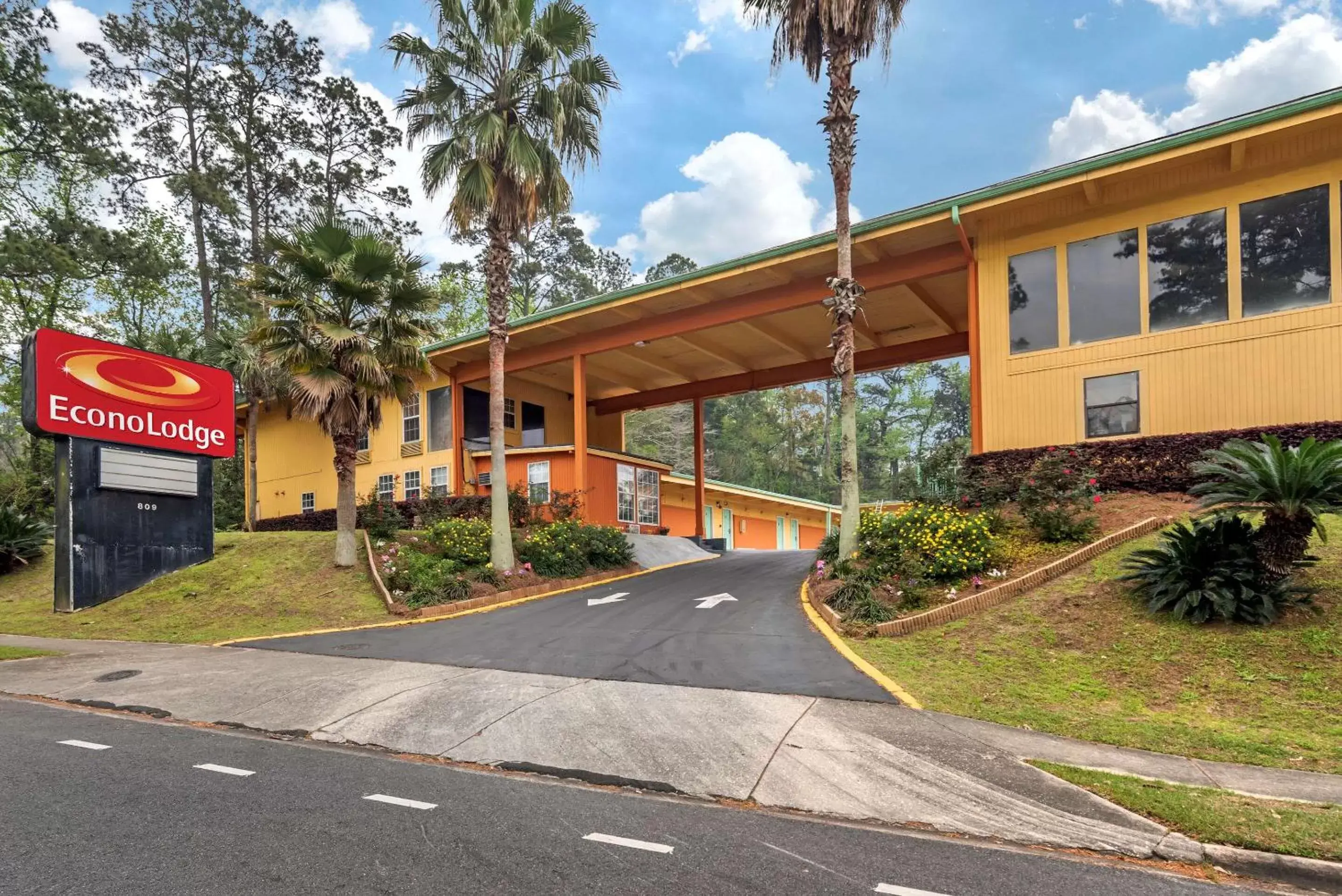 Property Building in Econo Lodge Tallahassee downtown near university