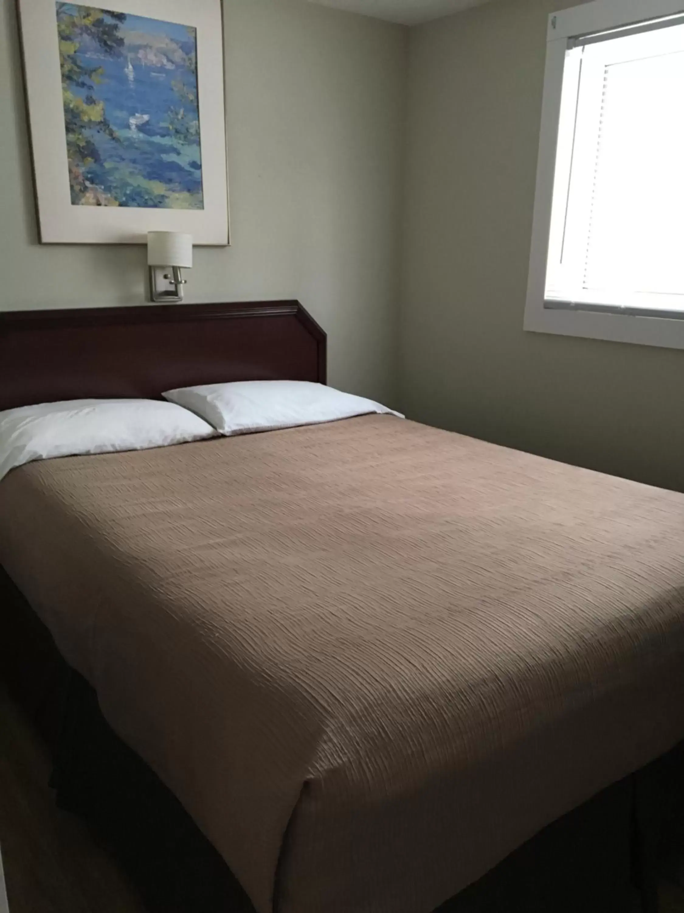 Bedroom, Bed in Royalty Maples Cottages and Motel