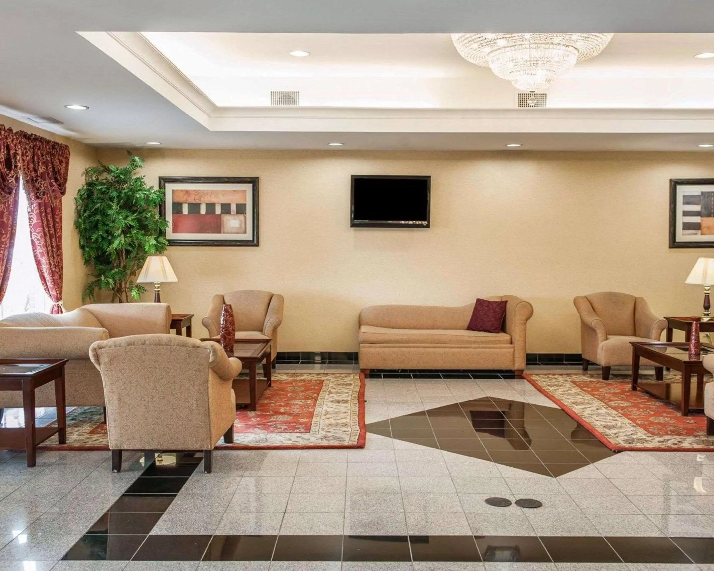 Lobby or reception in Comfort Suites near Indianapolis Airport