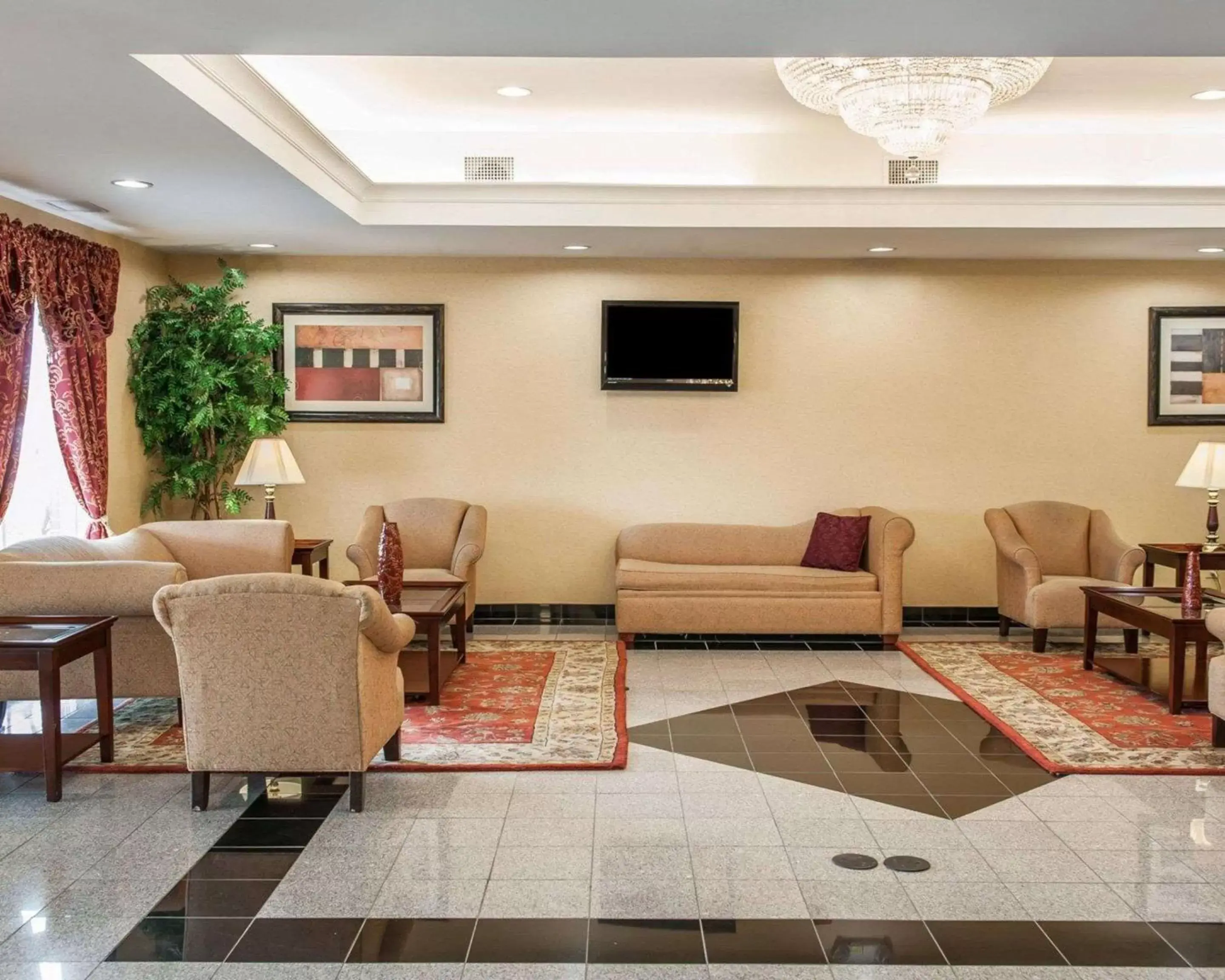 Lobby or reception, Seating Area in Comfort Suites near Indianapolis Airport