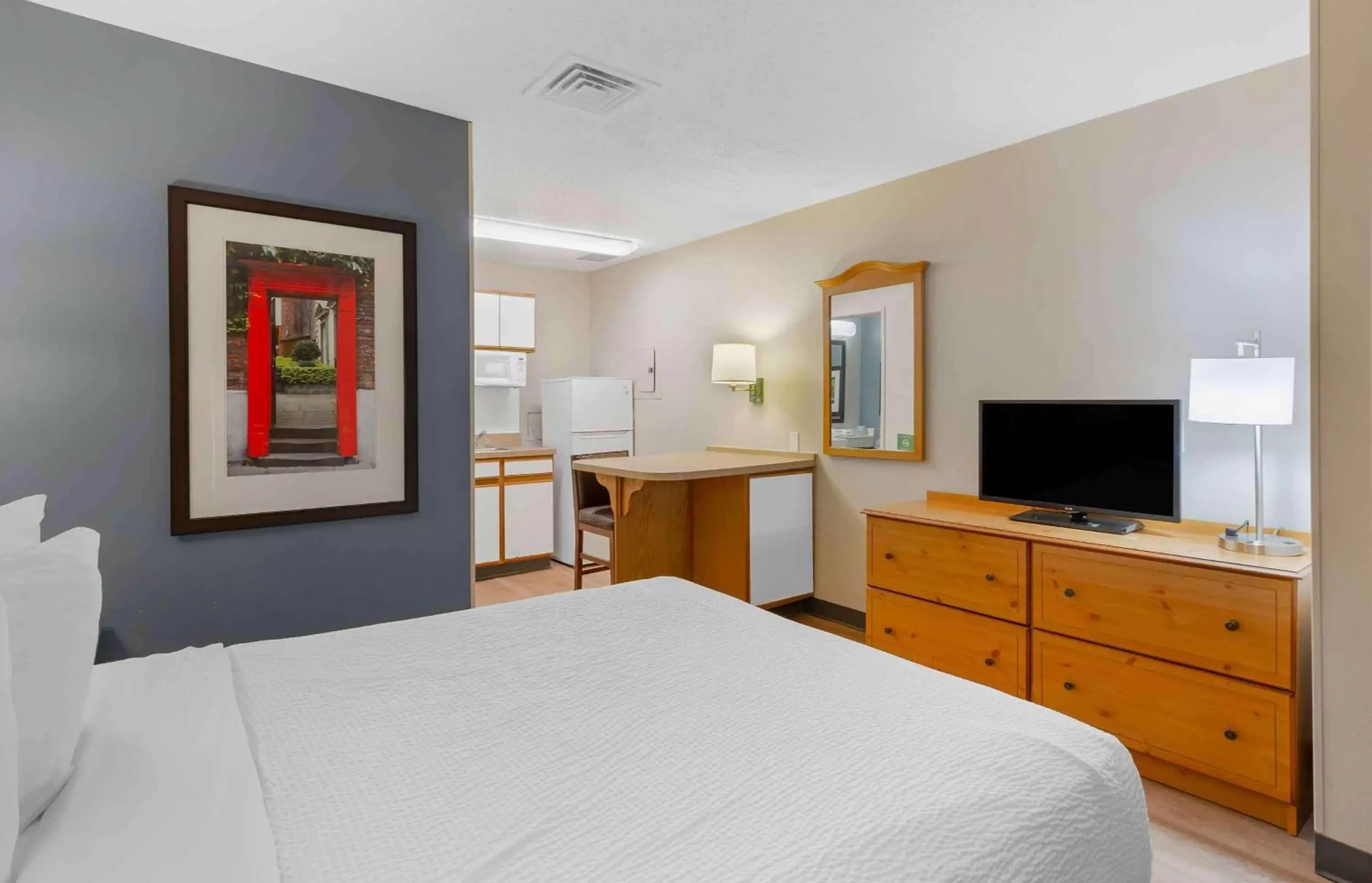 Bedroom, TV/Entertainment Center in Extended Stay America Suites - Richmond - West End - I-64