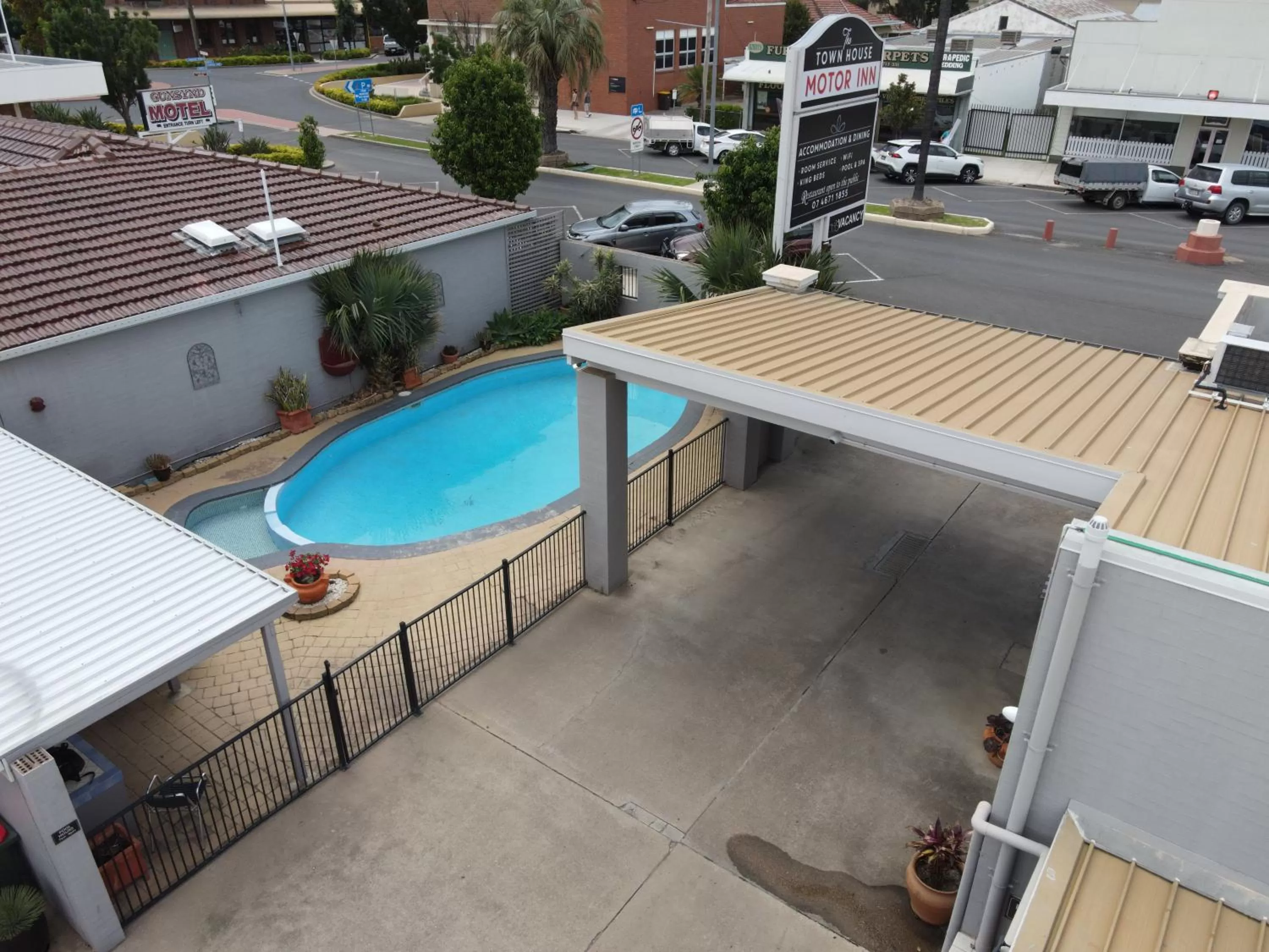 Swimming pool in The Town House Motor Inn