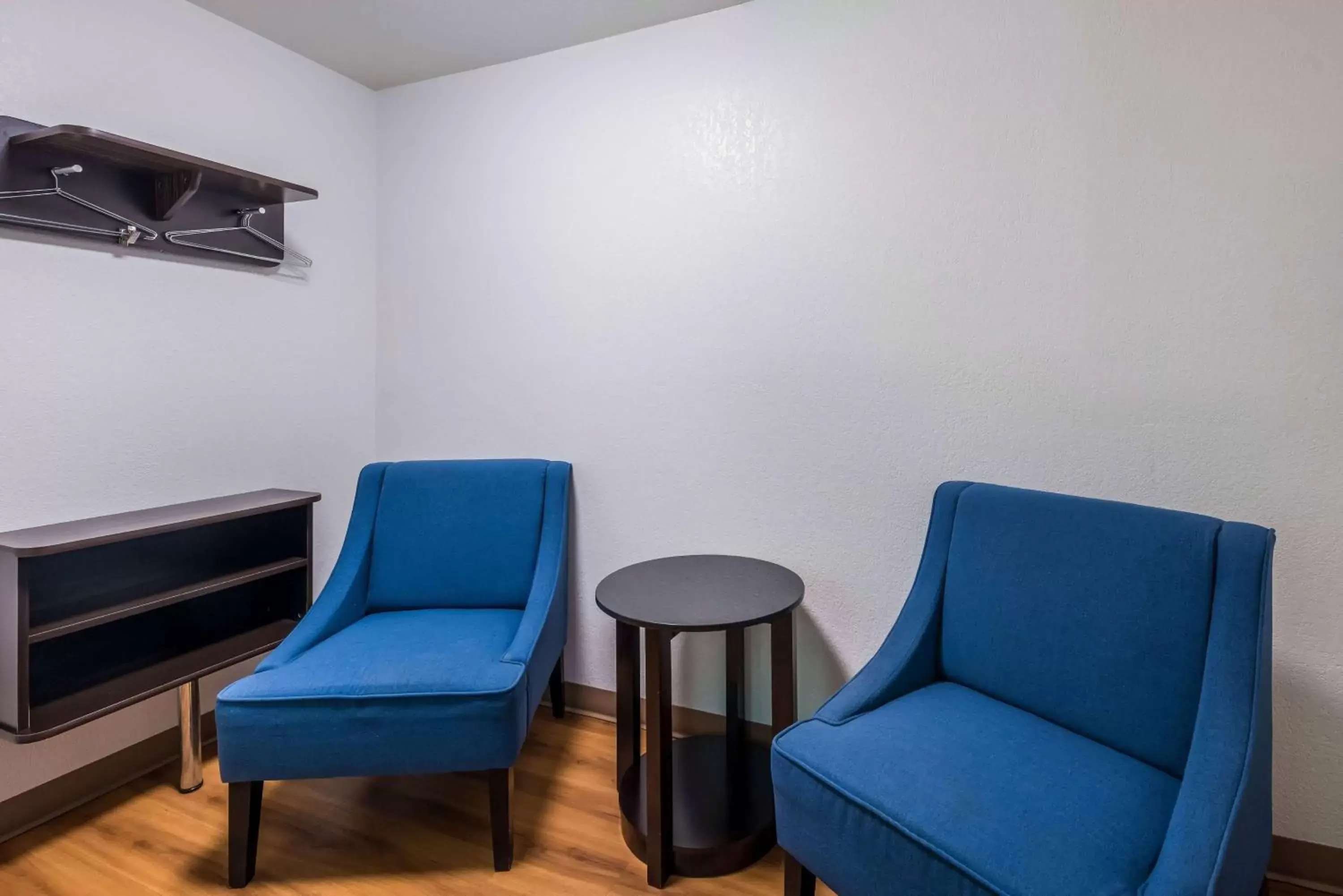 Seating area in Motel 6-Irving, TX - Irving DFW Airport East Seating area in Motel 6-Irving, TX - Irving DFW Airport East