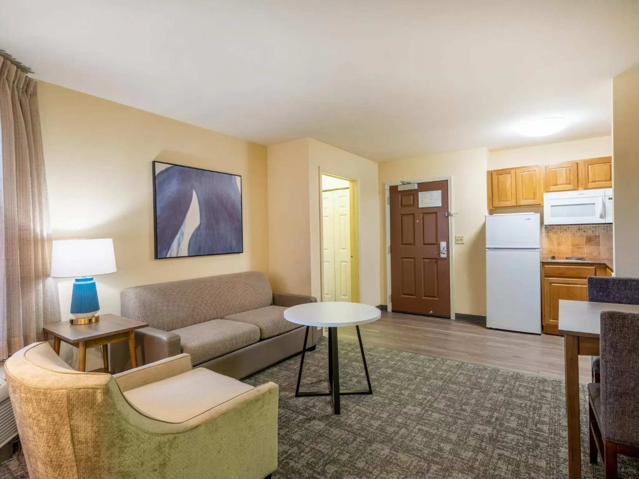 Bedroom, Seating Area in Staybridge Suites Milwaukee Airport South, an IHG Hotel