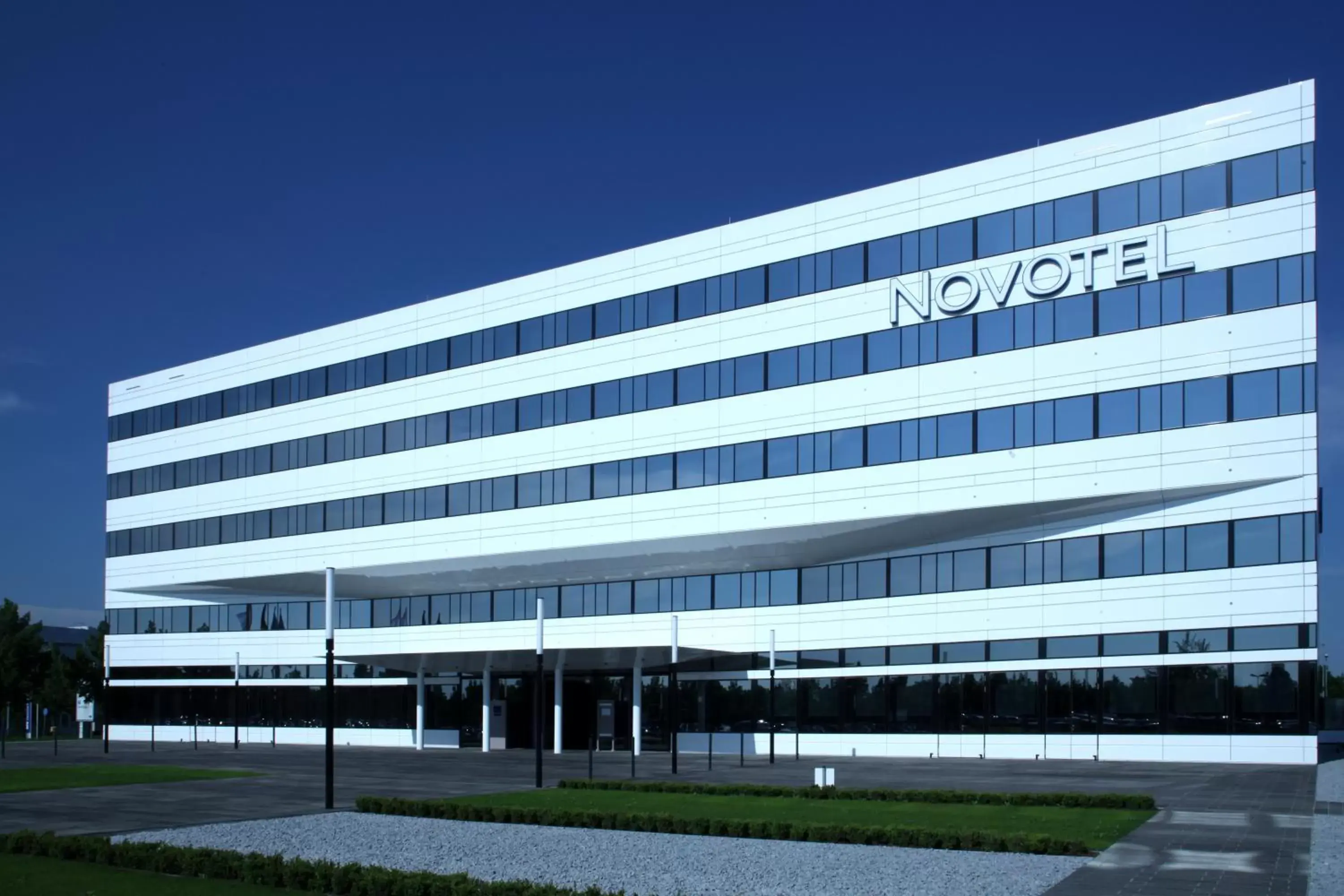 Facade/entrance, Property Building in Novotel München Airport