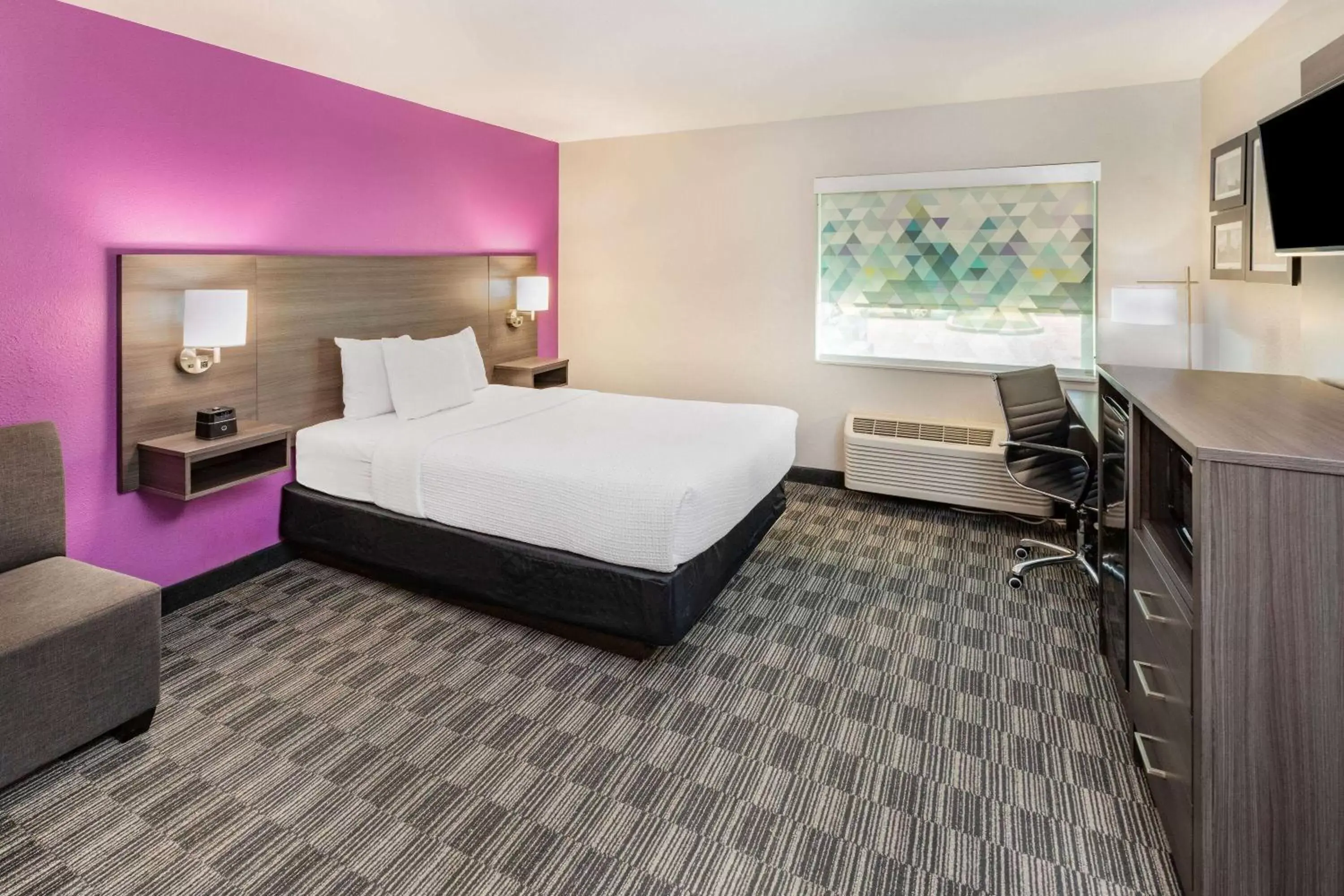 Bedroom, Bed in La Quinta by Wyndham Houston Southwest