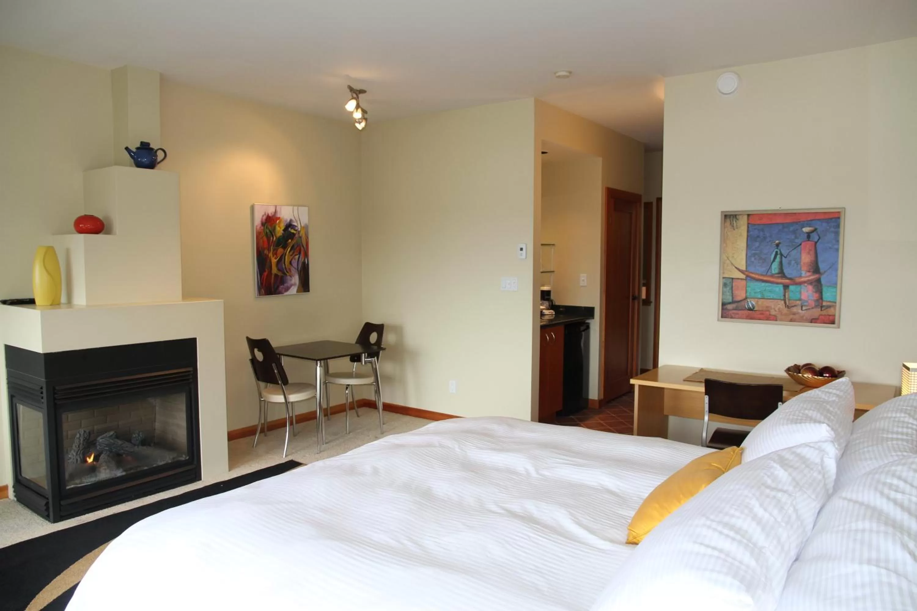 Photo of the whole room, Bed in Moon Water Lodge