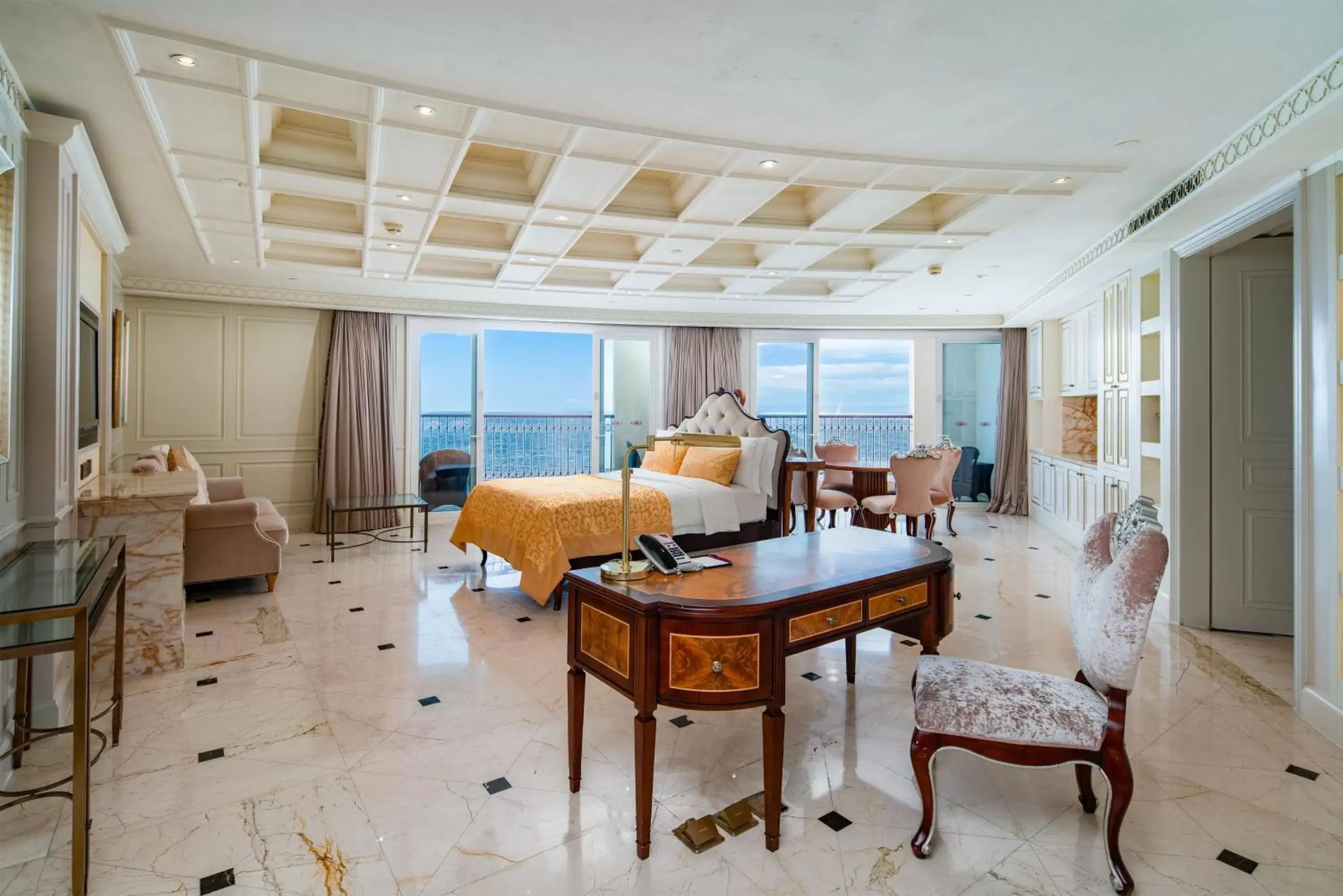 Bedroom, Seating Area in Crowne Plaza Resort Sanya Bay, an IHG Hotel