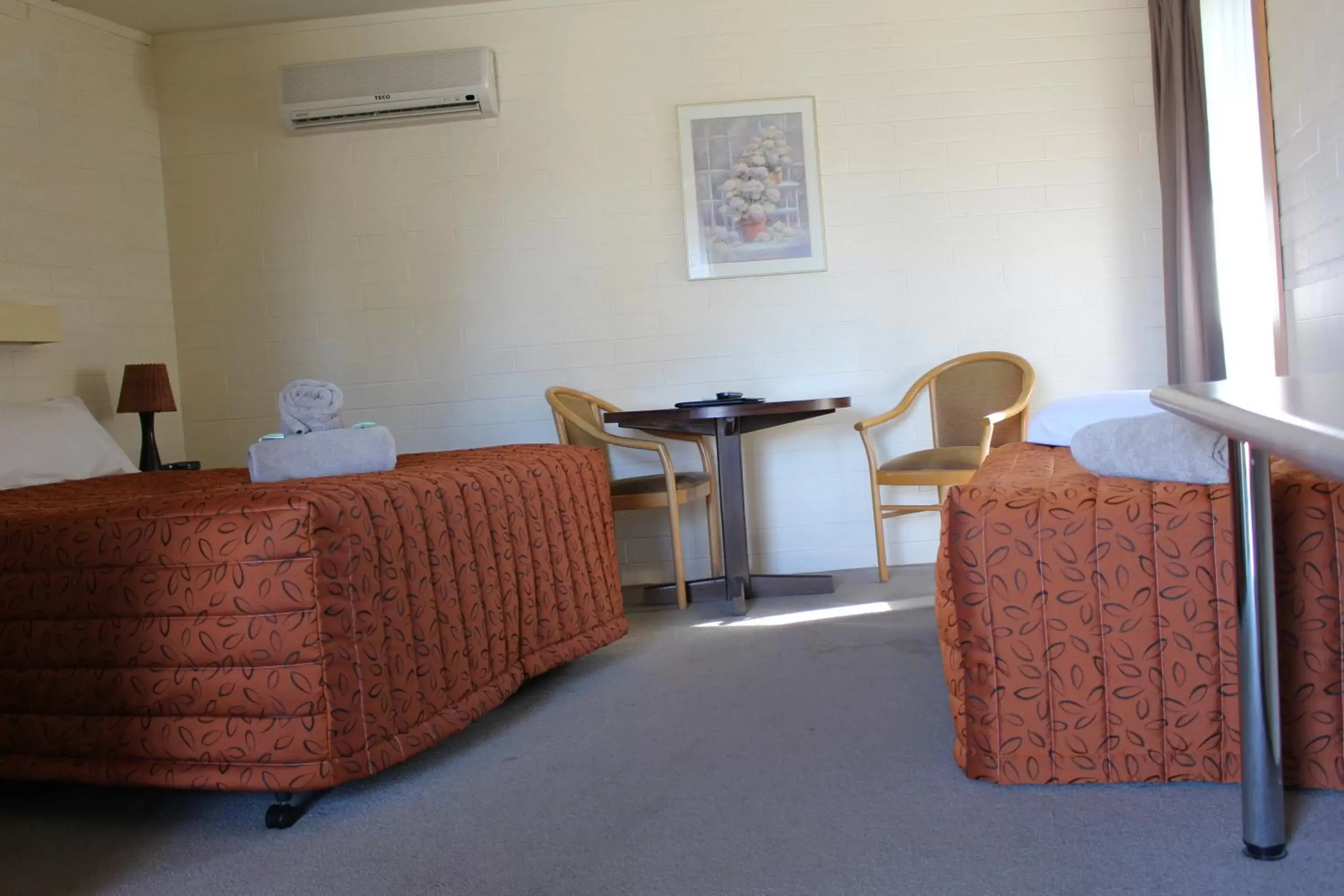 Bed, Lounge/Bar in Cobram Colonial Motor Inn