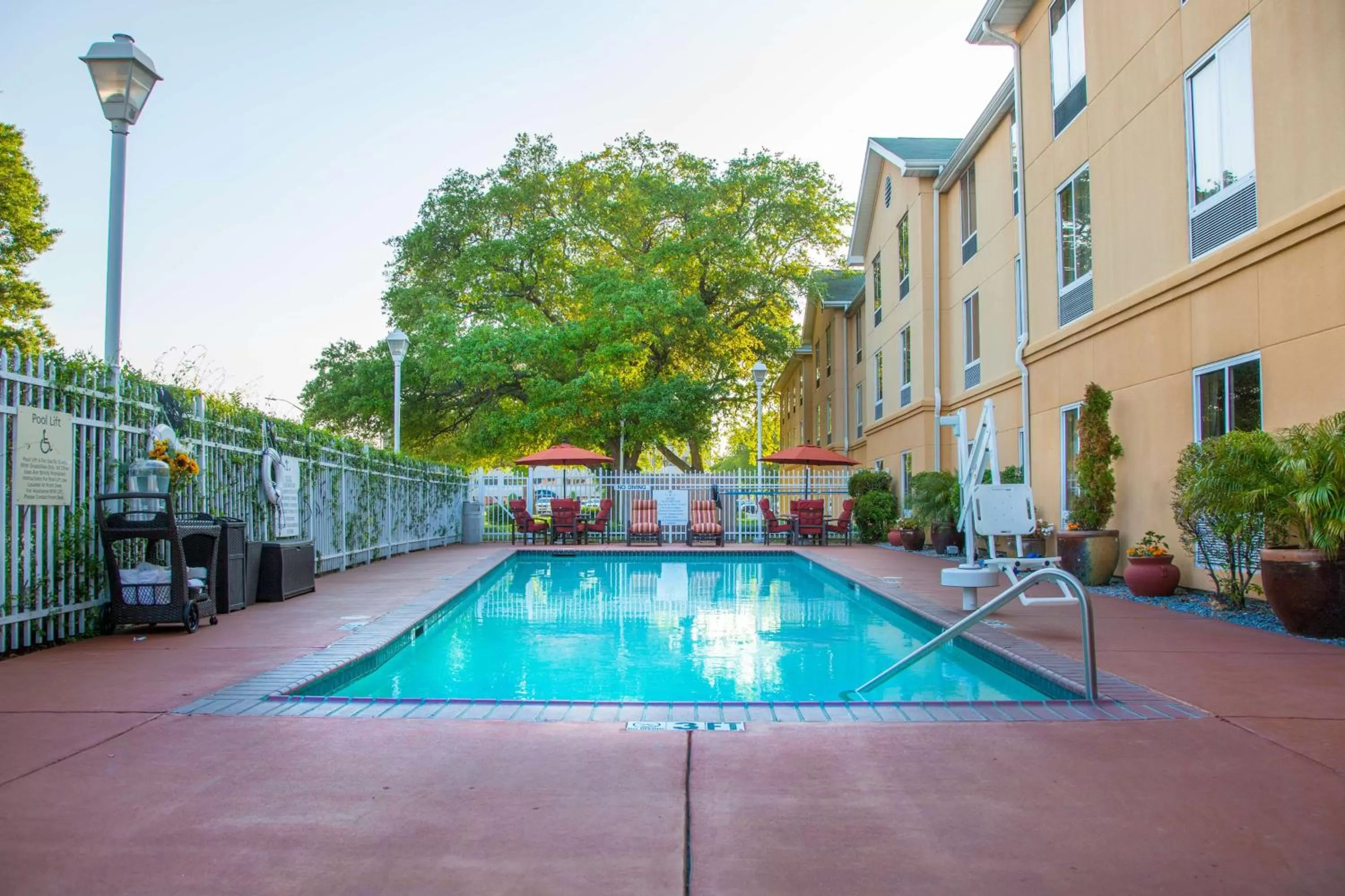 Pool view in Hampton Inn & Suites New Orleans/Elmwood