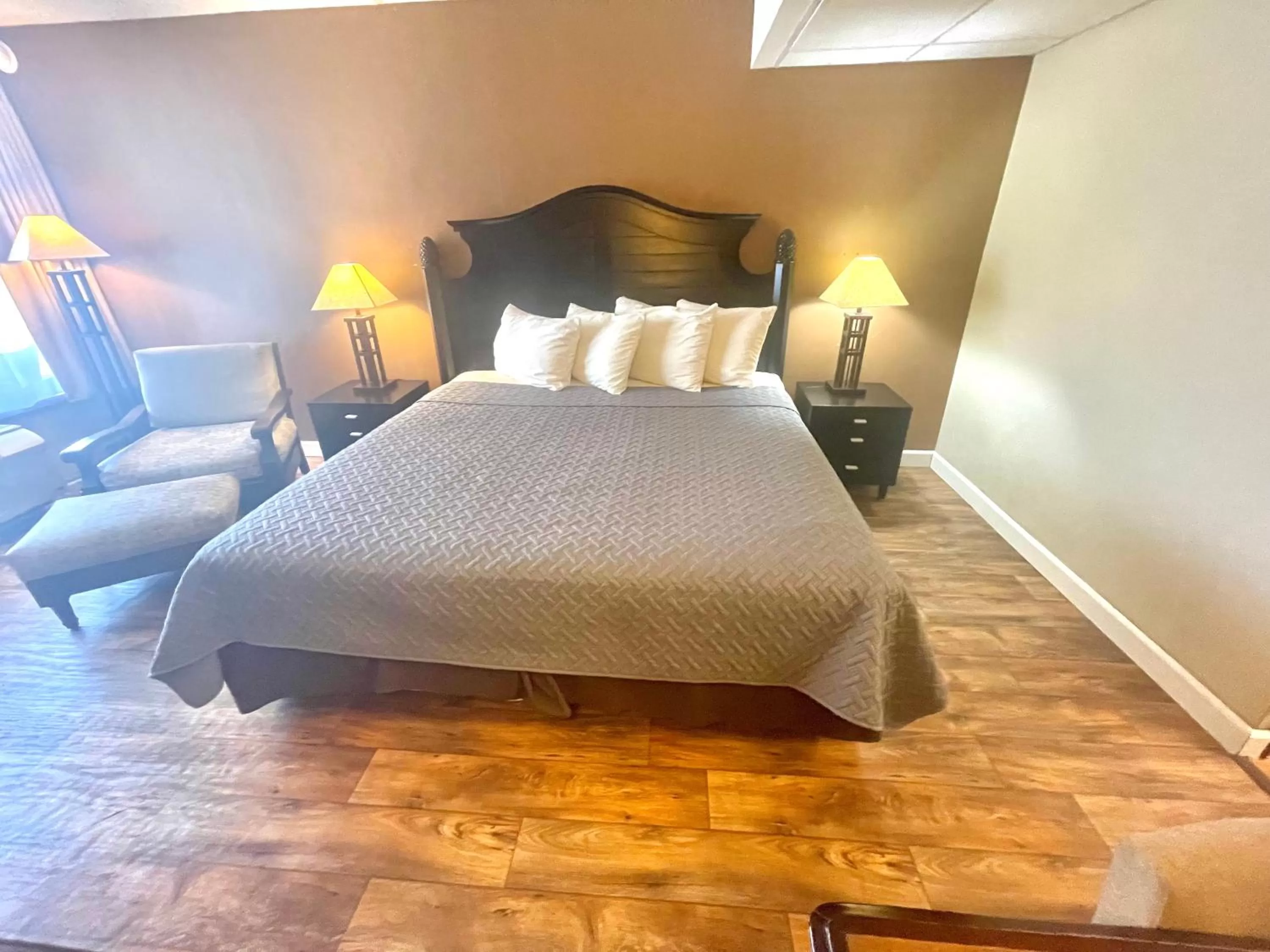 Bed in Eureka Springs Heritage Motel