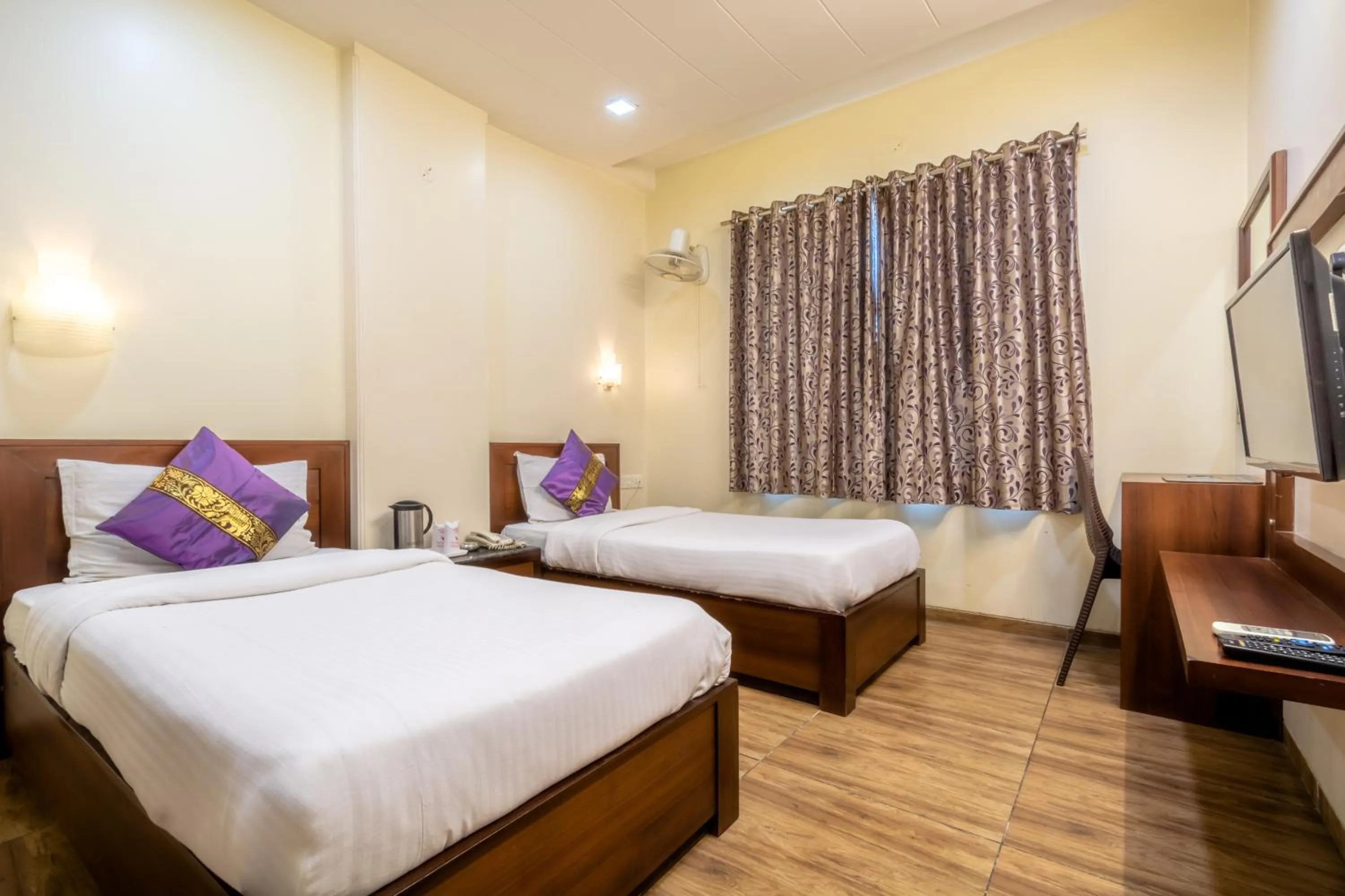 Bed in Hotel Sunday Inn