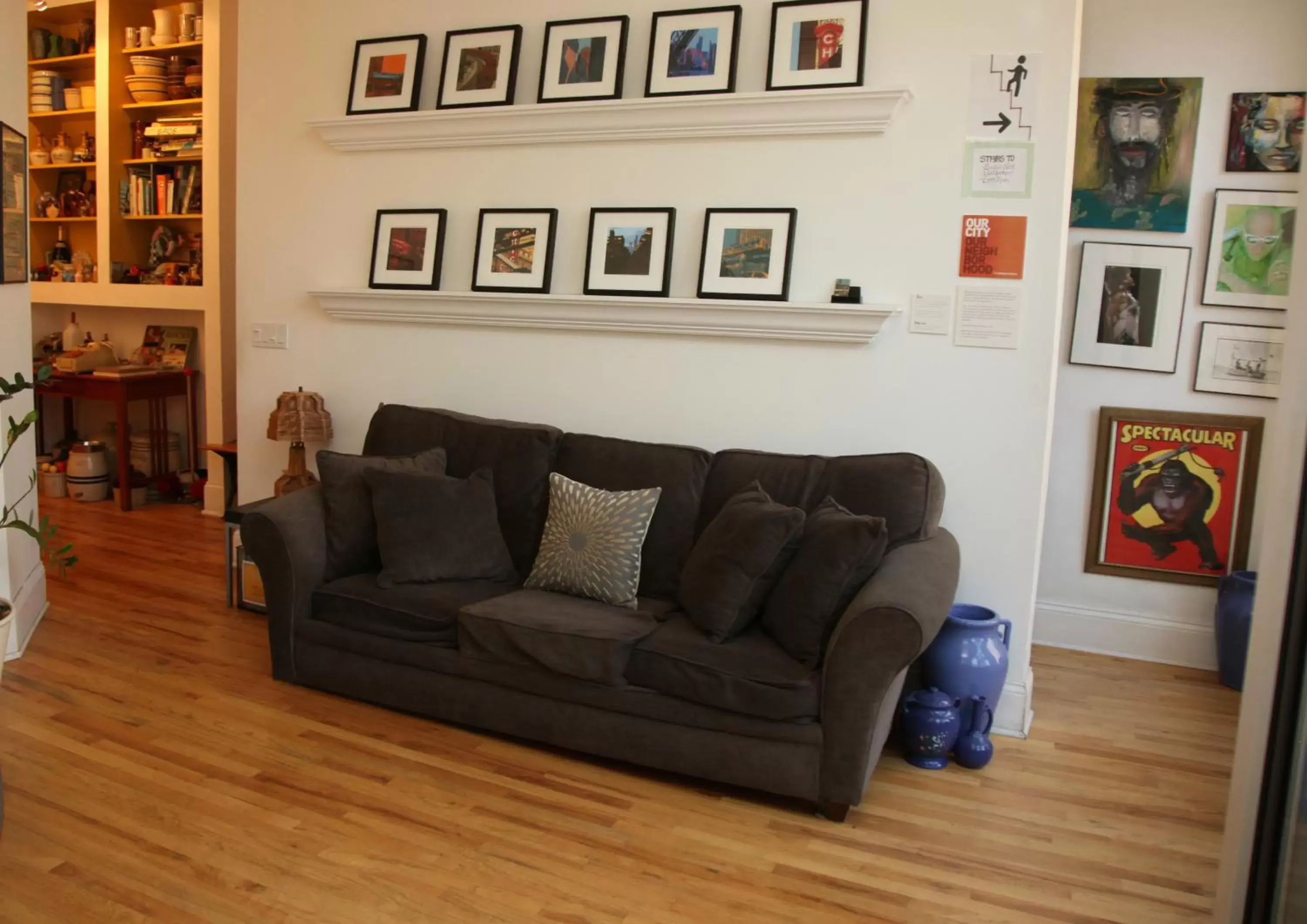 Communal lounge/ TV room, Seating Area in Ray's Bucktown Bed and Breakfast