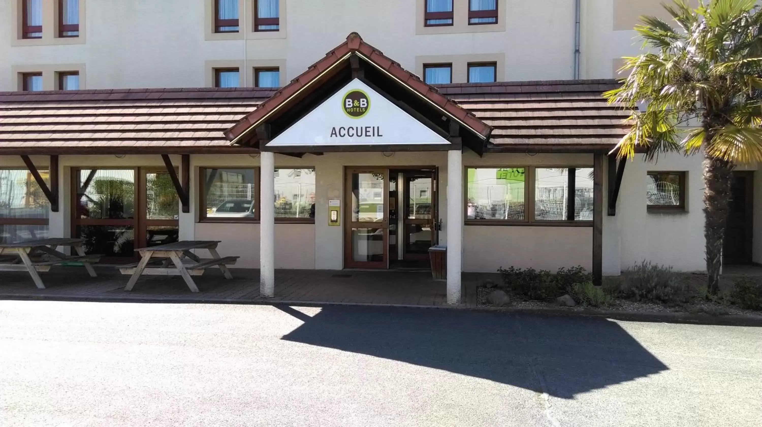 Facade/entrance in B&B HOTEL Chatellerault