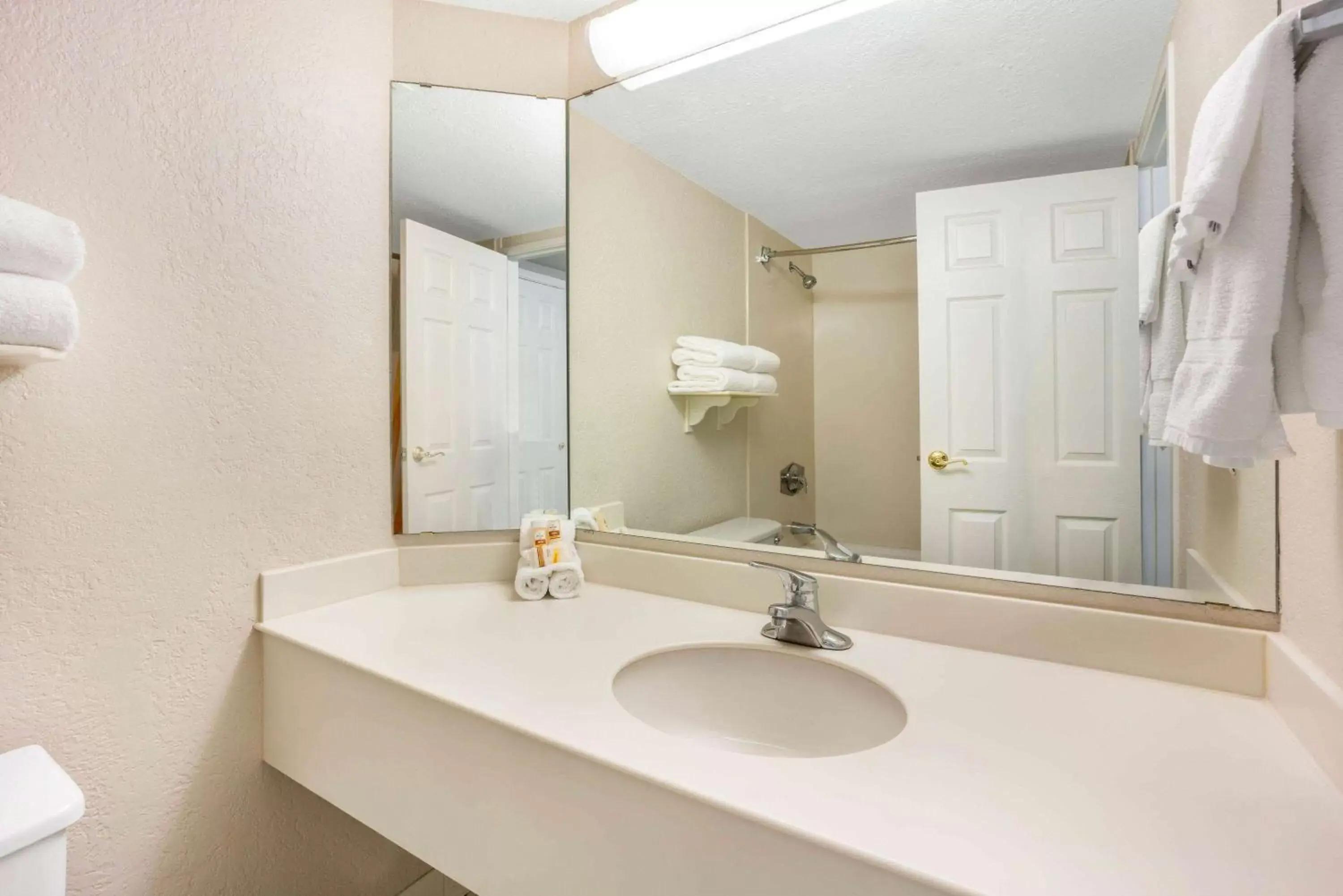 Bathroom in La Quinta by Wyndham Seattle Sea-Tac Airport