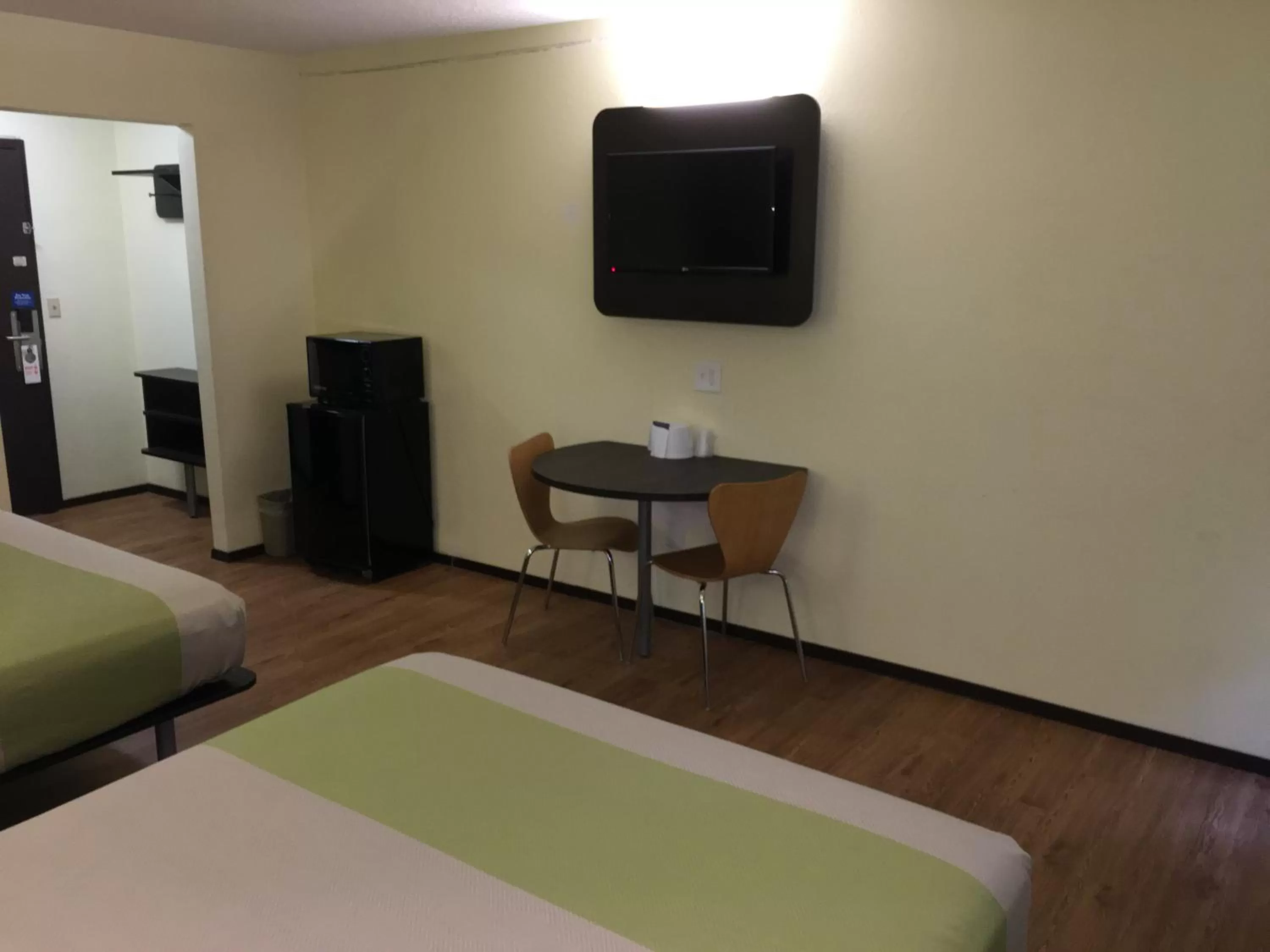 Bedroom, Bed in Motel 6-Troy, IL