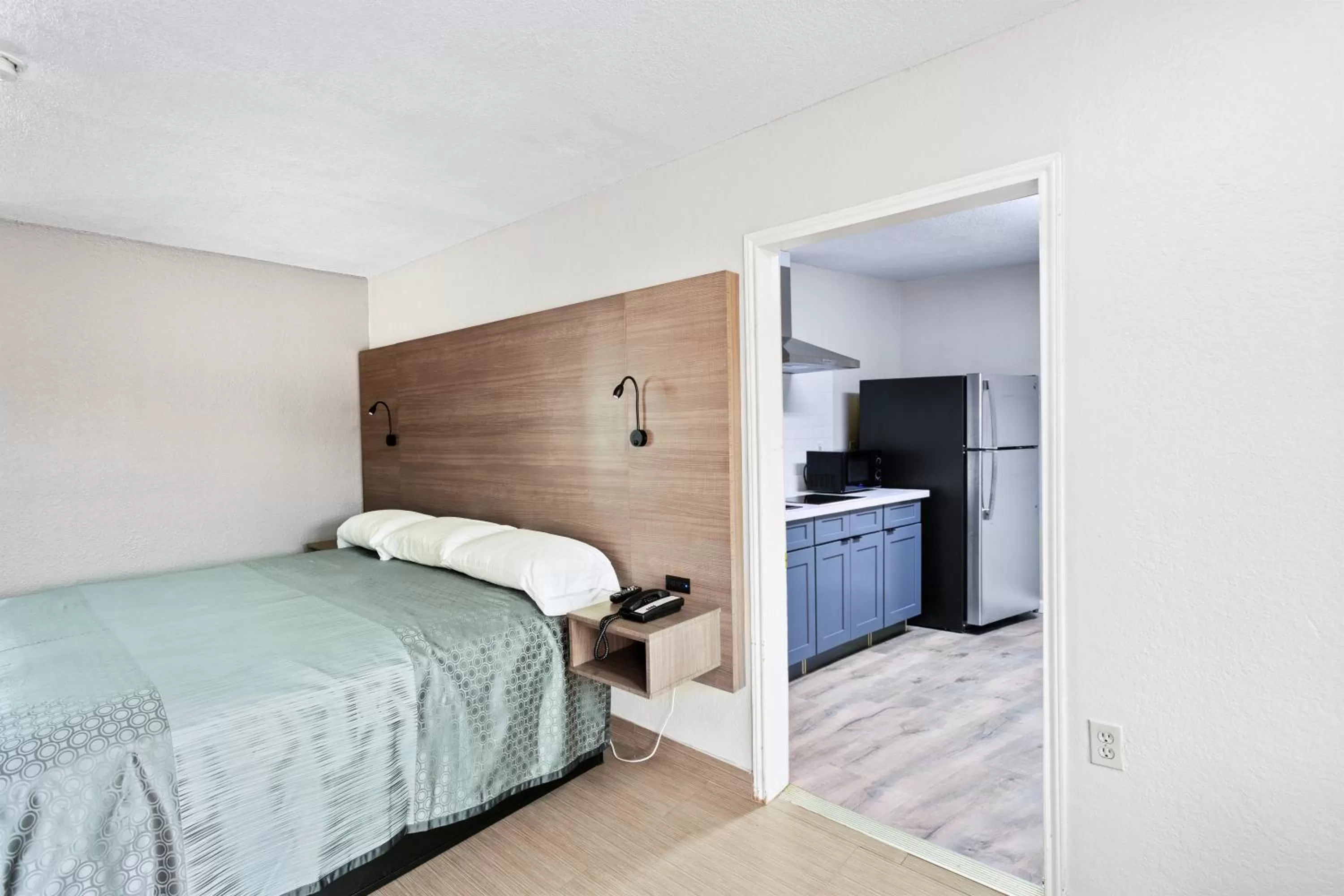 Kitchen or kitchenette, Bed in Siesta Inn McAllen