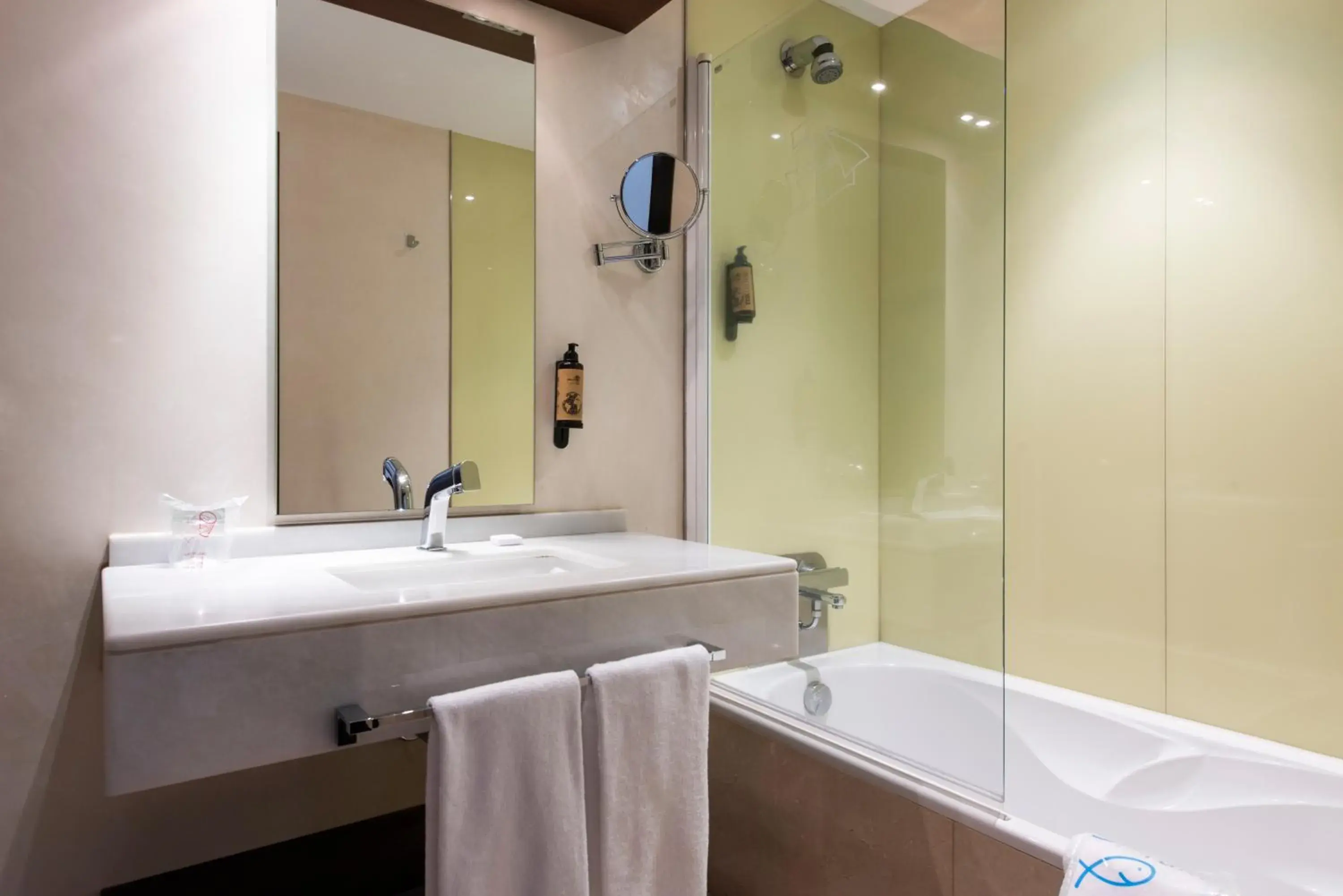 Bath, Bathroom in Hotel America Vigo