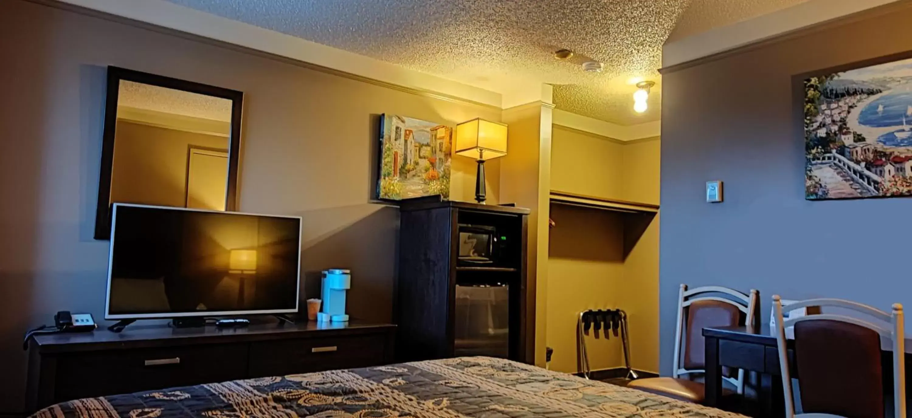 Bedroom, TV/Entertainment Center in River Inn