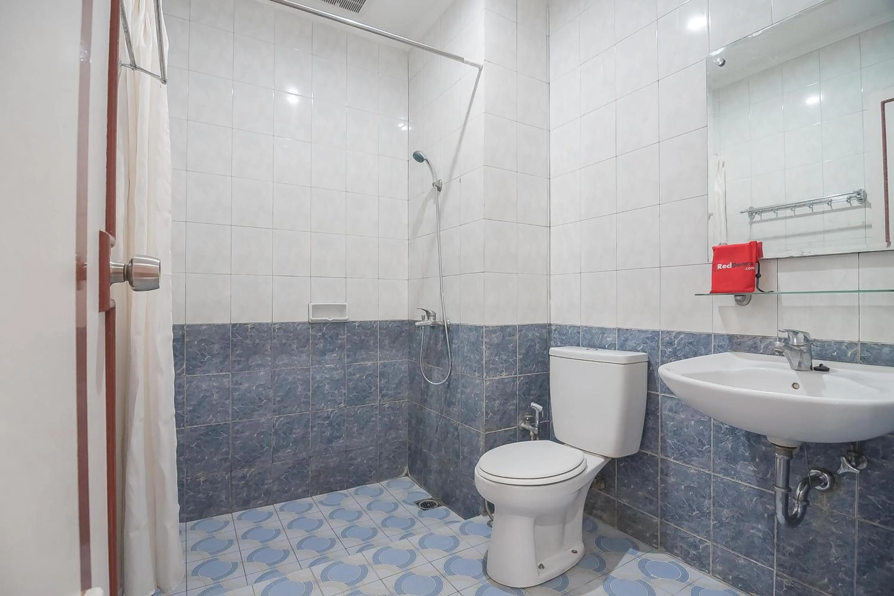 Bathroom in RedDoorz at Amellia Pasteur Bandung