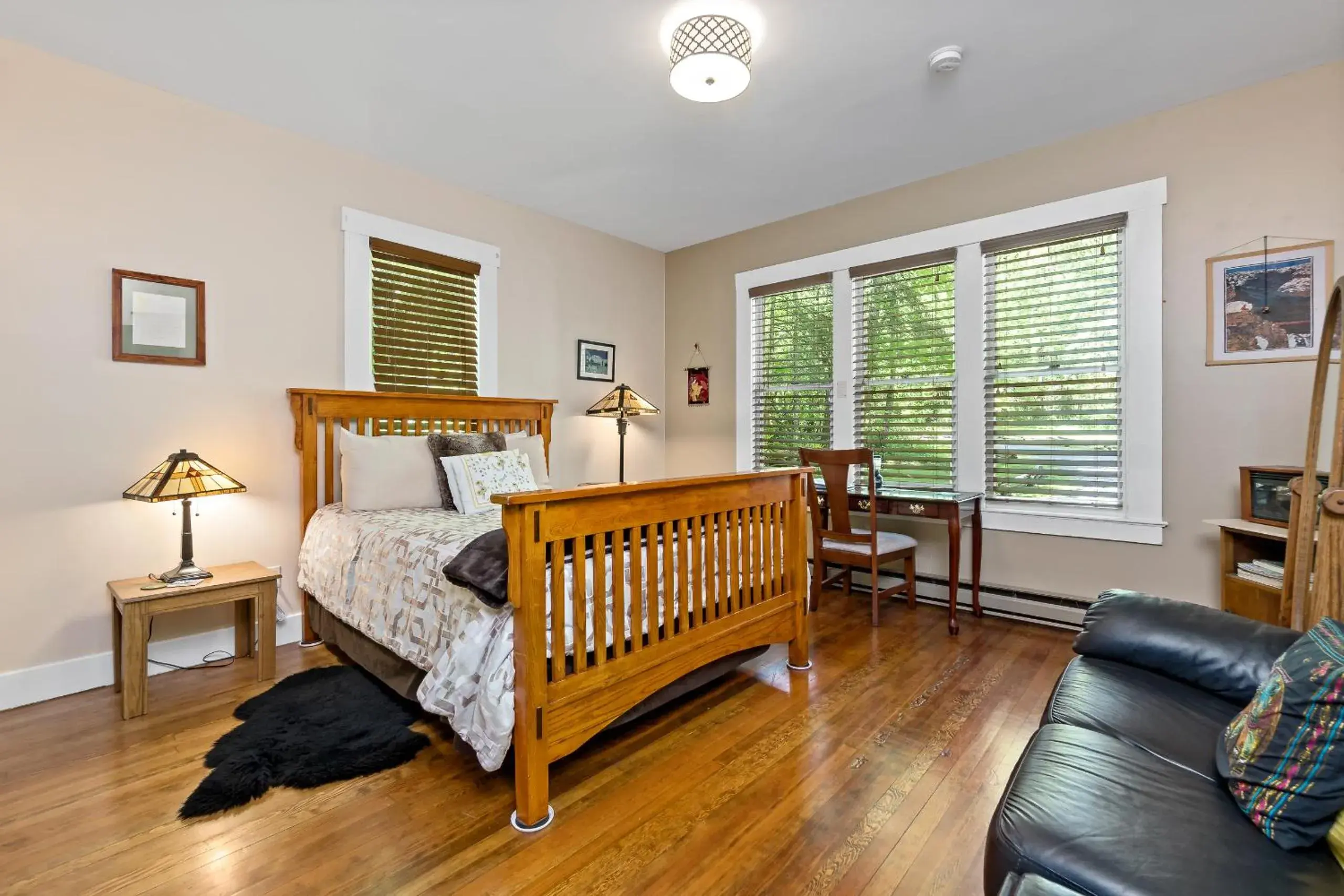 Bedroom, Seating Area in Mountain Meadows Inn