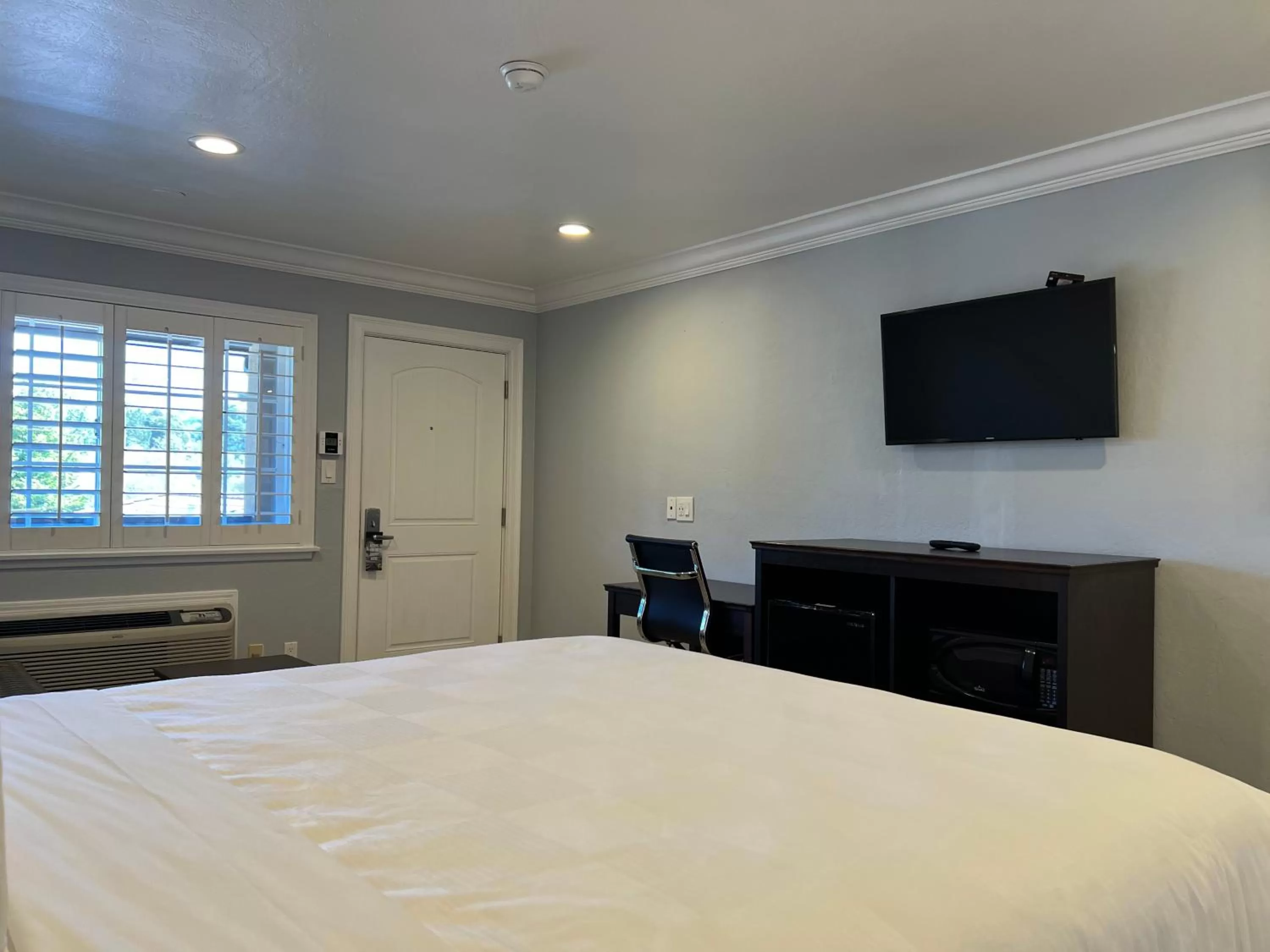 Bed in Aura Inn Monterey