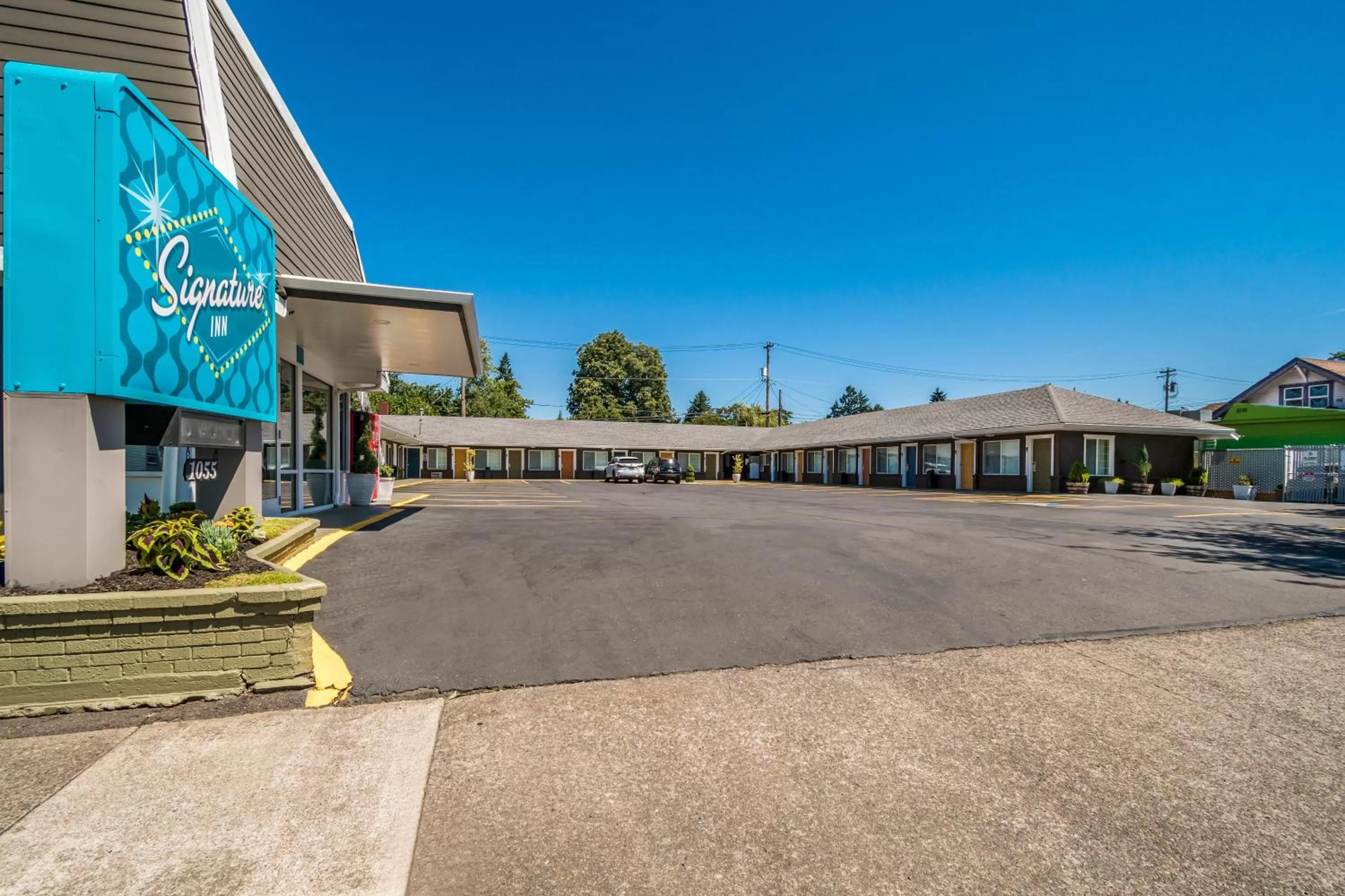 Property building in Signature Inn Eugene