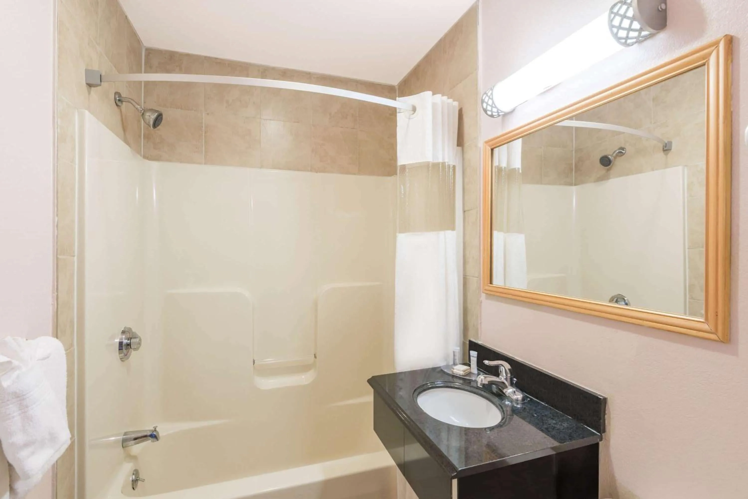 Bathroom in Howard Johnson by Wyndham Springfield