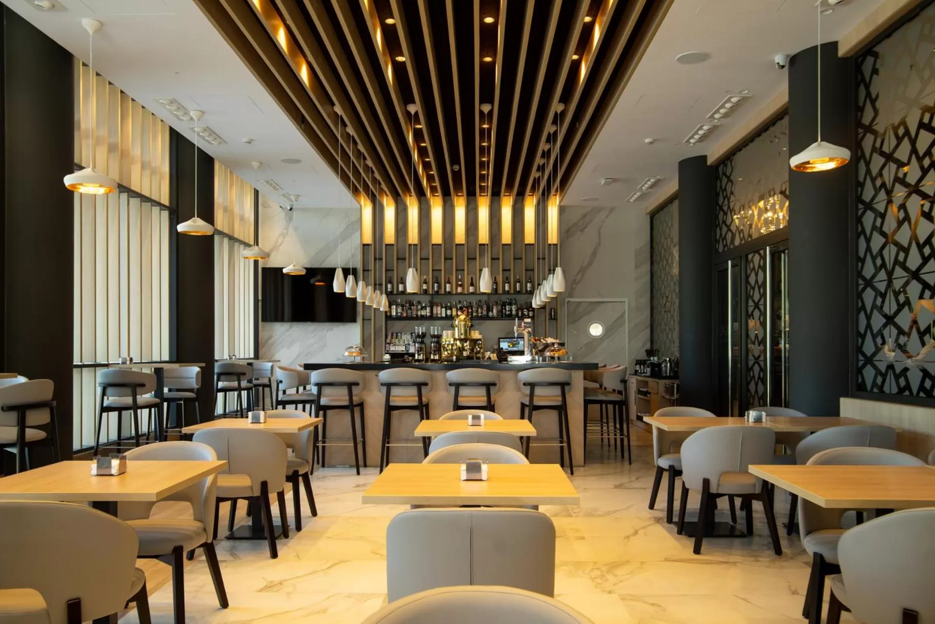 Restaurant/places to eat in Hotel Granada Center