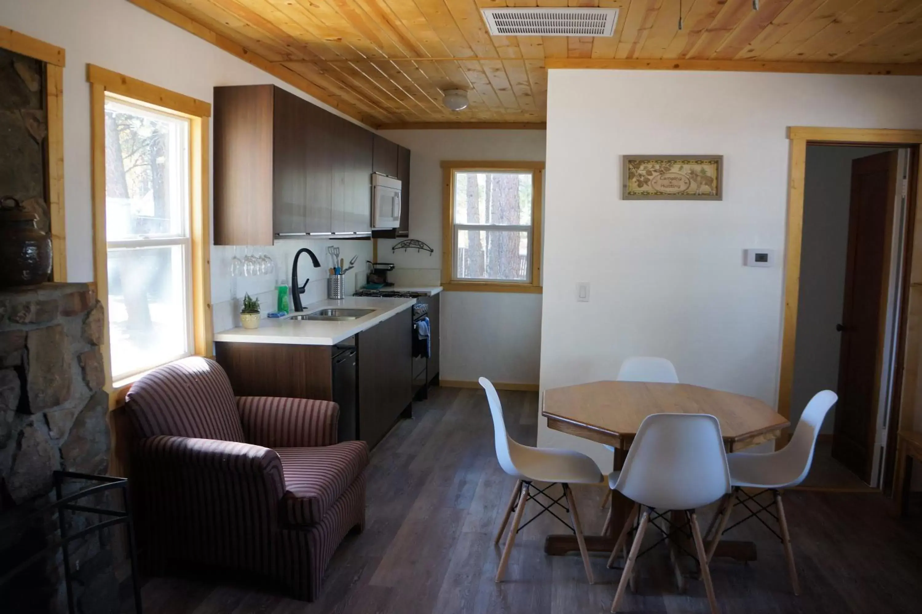 Kitchen/Kitchenette in Blue Horizon Lodge