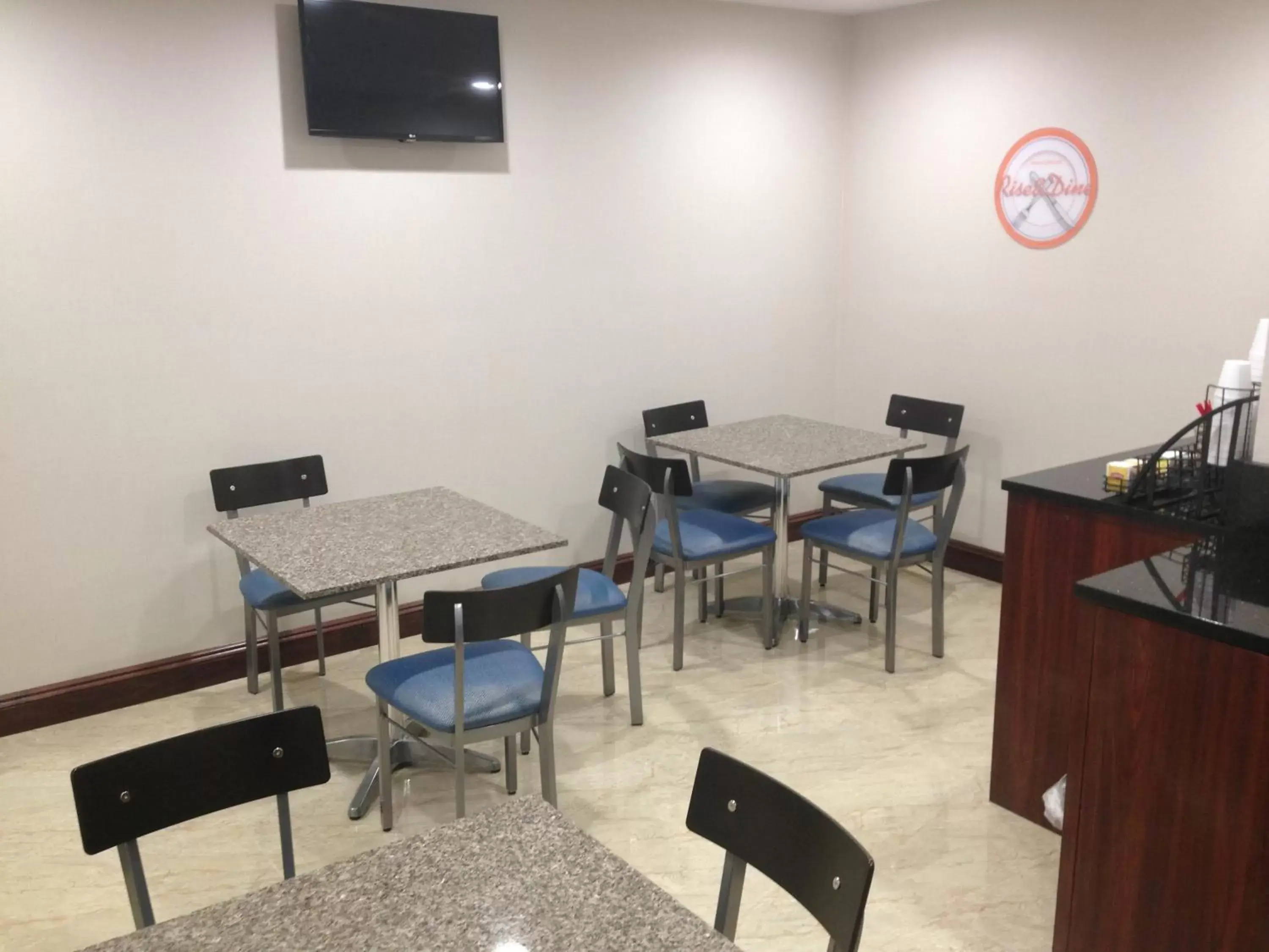 Restaurant/places to eat in Rockaway Hotel Restaurant/places to eat in Rockaway Hotel