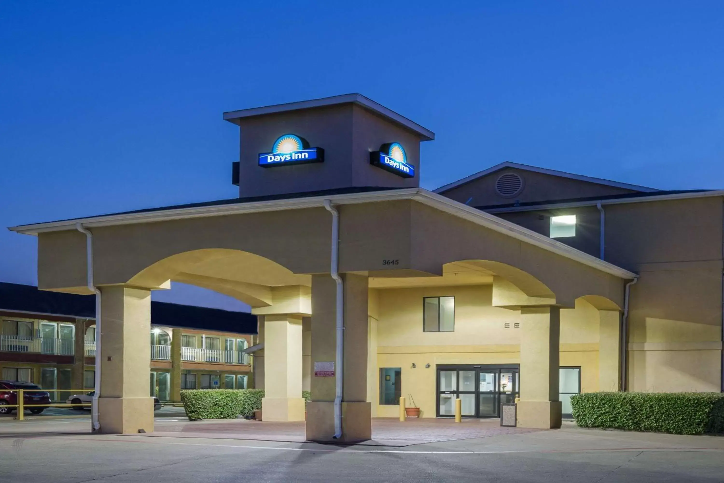 Property Building in Days Inn by Wyndham Dallas Garland West