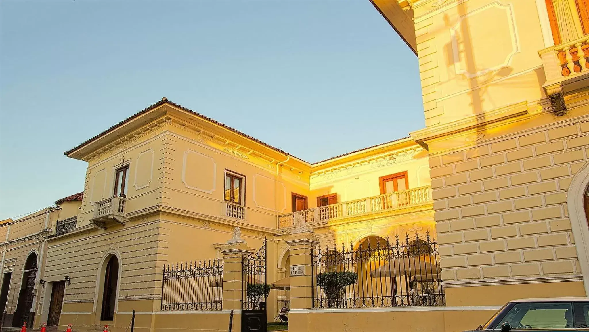 Swimming pool, Property Building in Hotel la Perla Leon