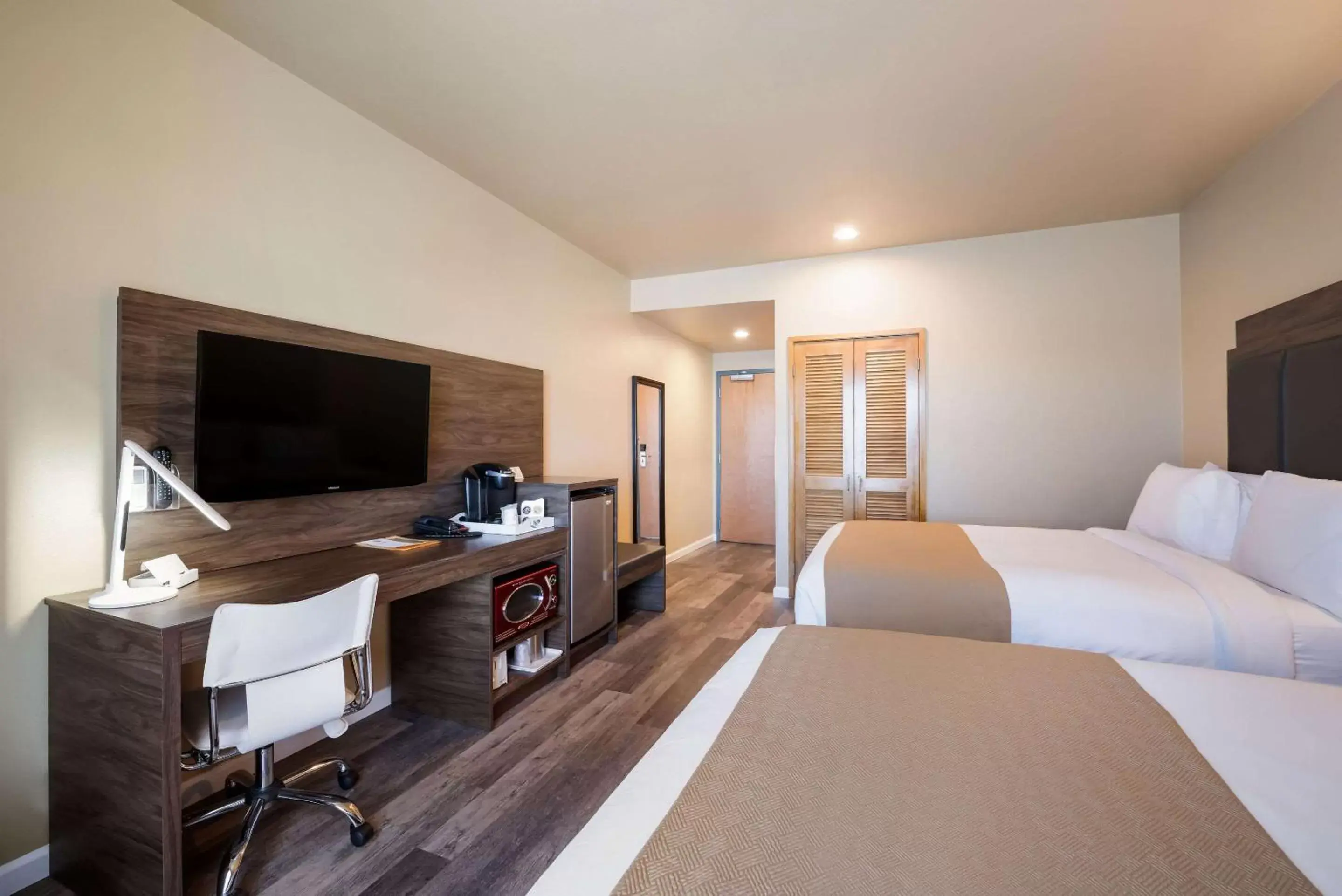 Bedroom, TV/Entertainment Center in Inn at Port Gardner-Everett Waterfront, Ascend Hotel Collection