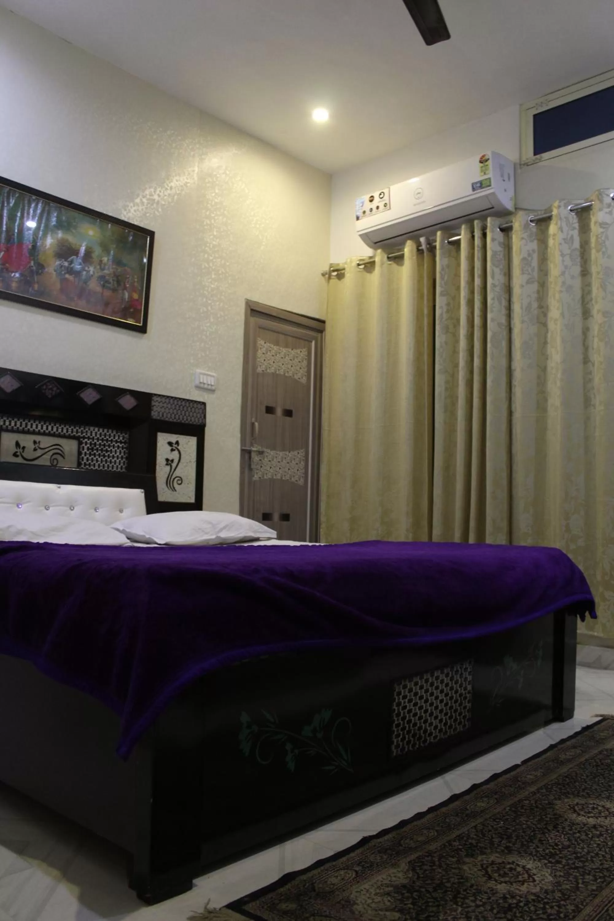 Communal lounge/ TV room, Bed in Hotel Sunset