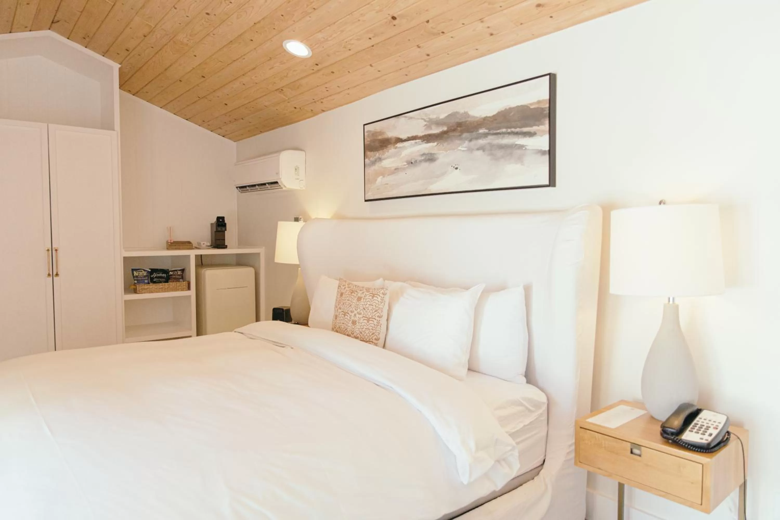 Bed in CALAMIGOS RANCH Resort & Spa