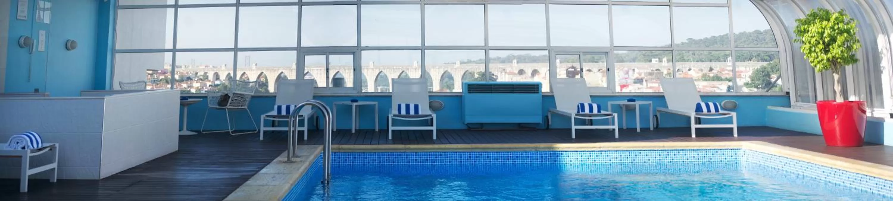 Swimming pool in Hotel Mercure Lisboa