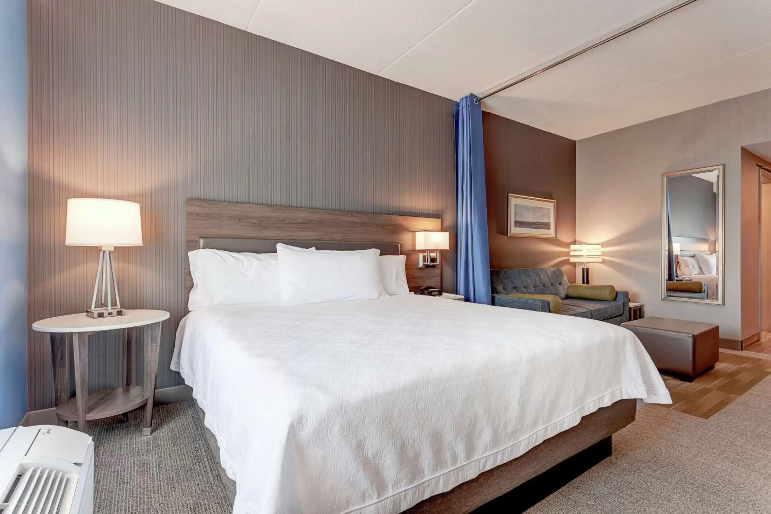 Living room, Bed in Home2 Suites By Hilton Toronto/Brampton, On Living room, Bed in Home2 Suites By Hilton Toronto/Brampton, On