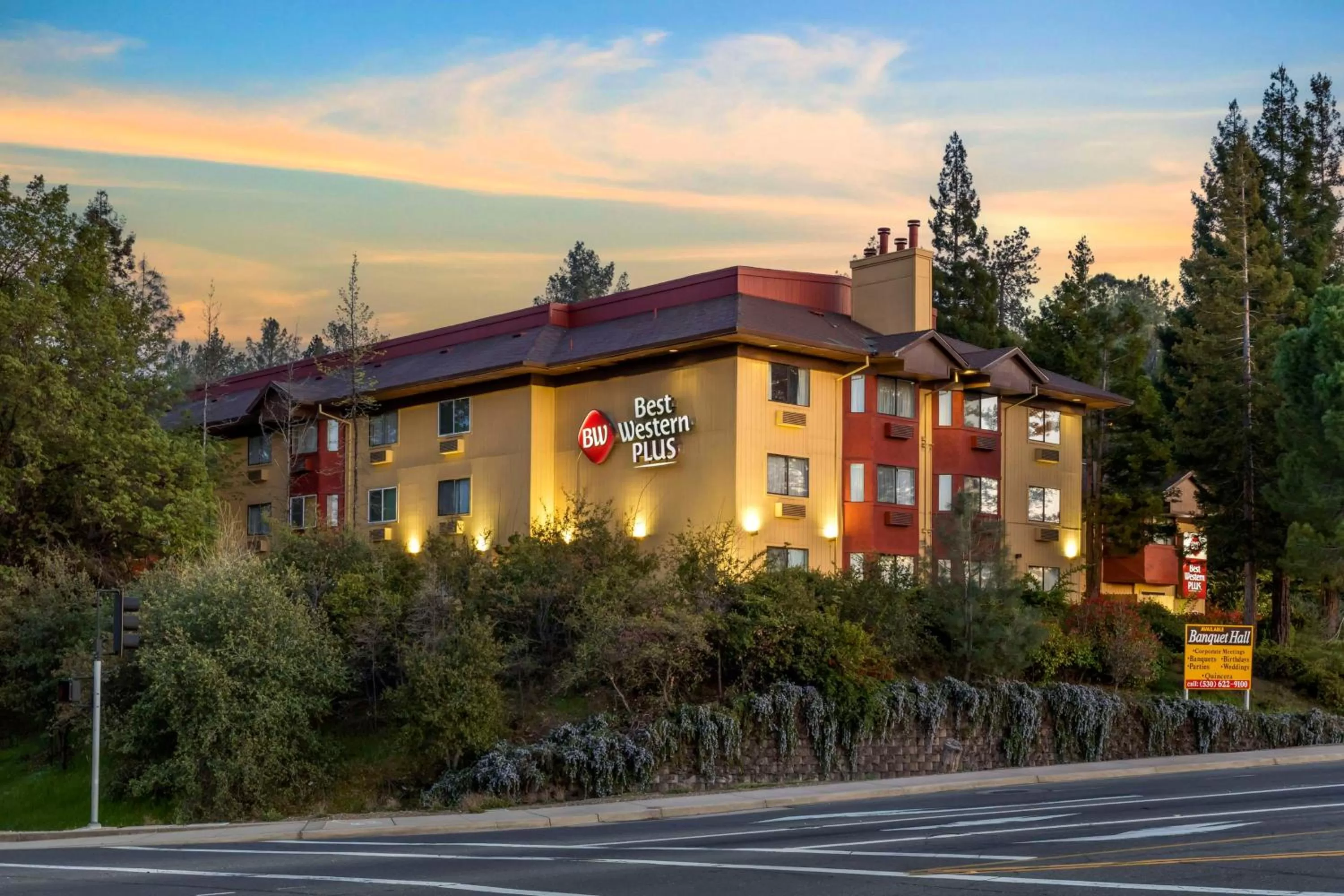 Property building in Best Western Plus Placerville Inn