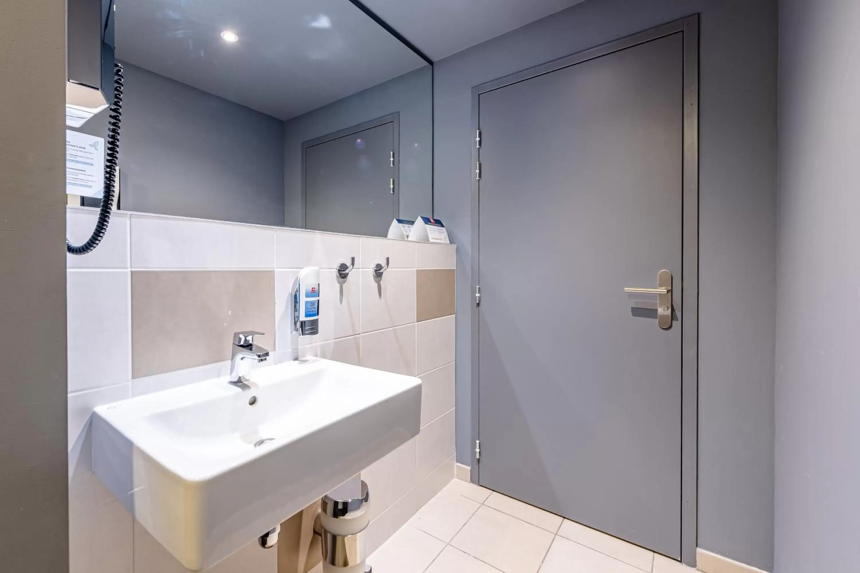 Bathroom in MEININGER Hotel Bordeaux Gare Saint-Jean