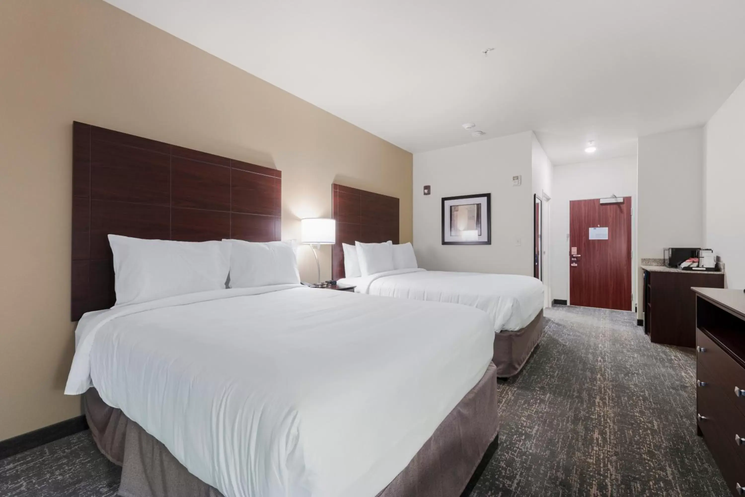 Bed in Cobblestone Hotel & Suites - Urbana